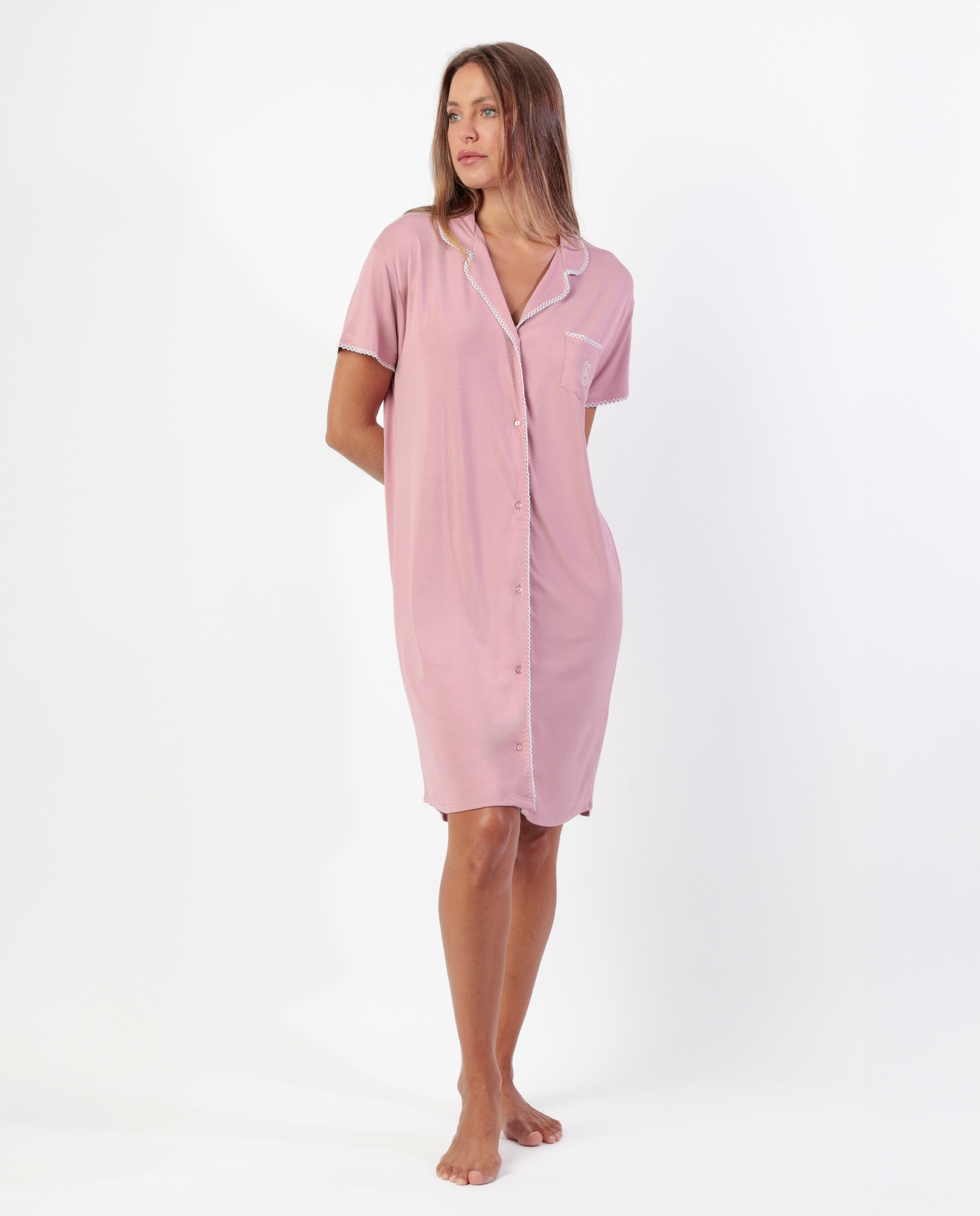 Camisón corto abierto de mujer de punto viscosa con detalles bordados