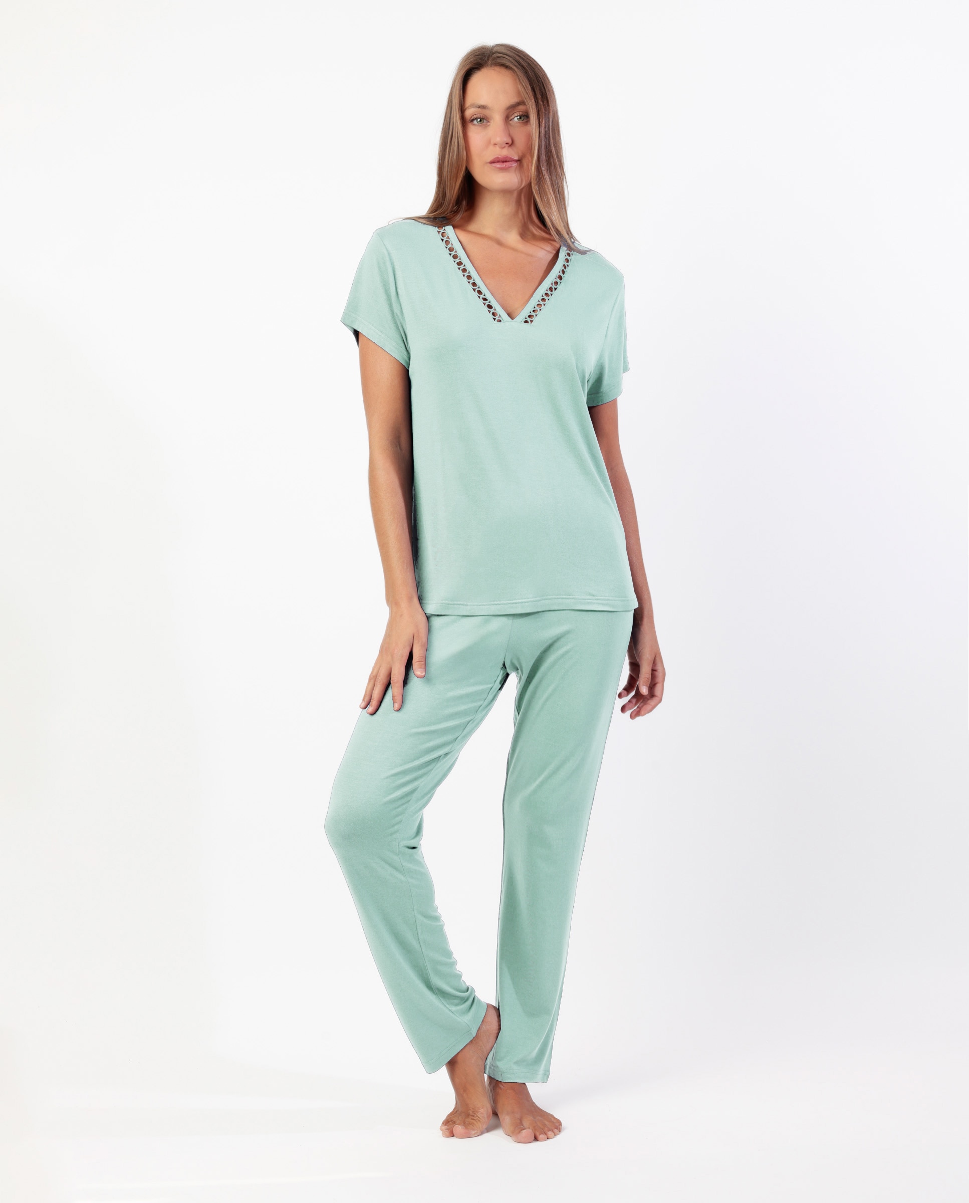Imagen 0 de Pijama de mujer de punto modal con detalles de puntilla guipur Verde