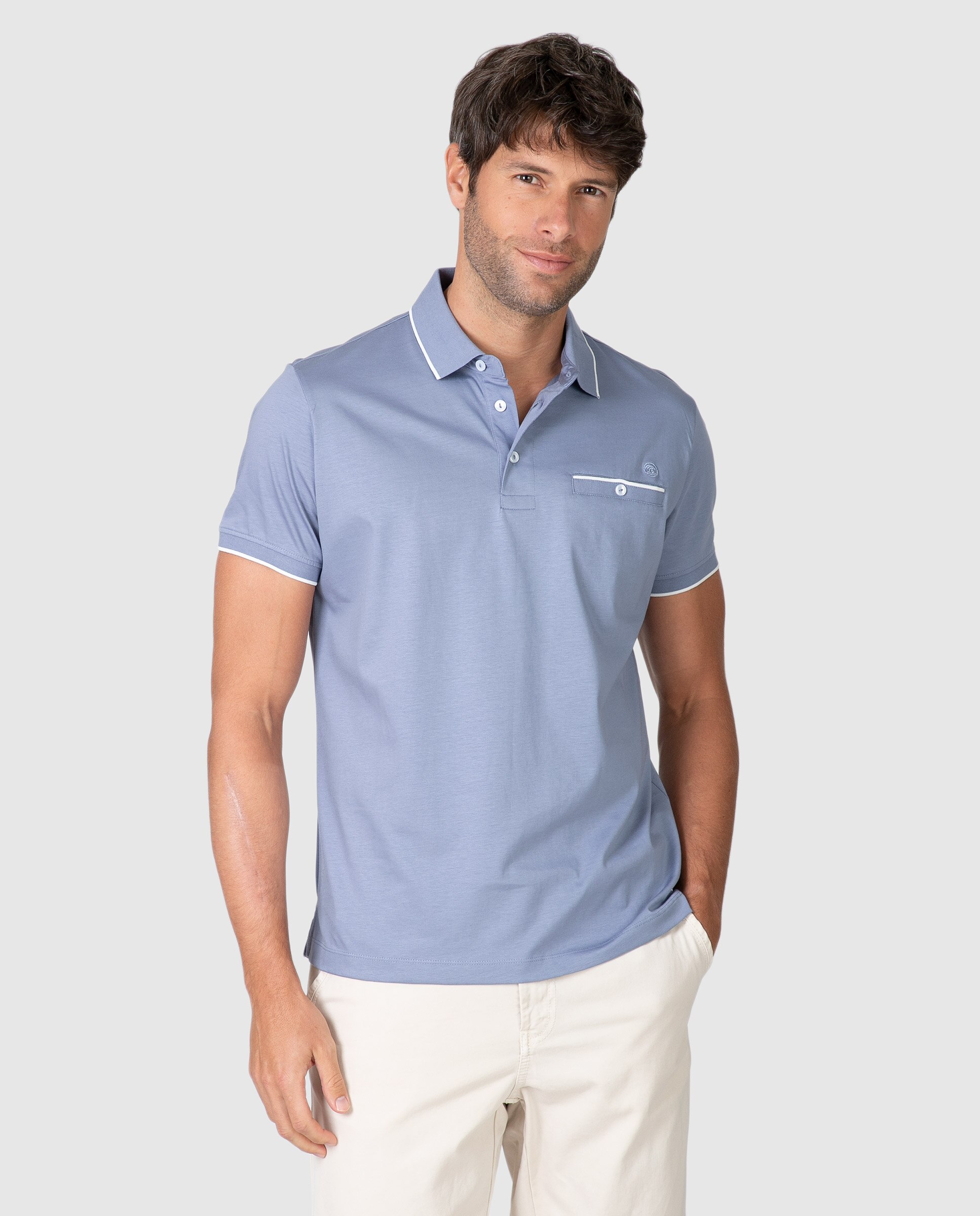 Imagen 0 de Polo de hombre de manga corta con detalles a contraste Azul celeste