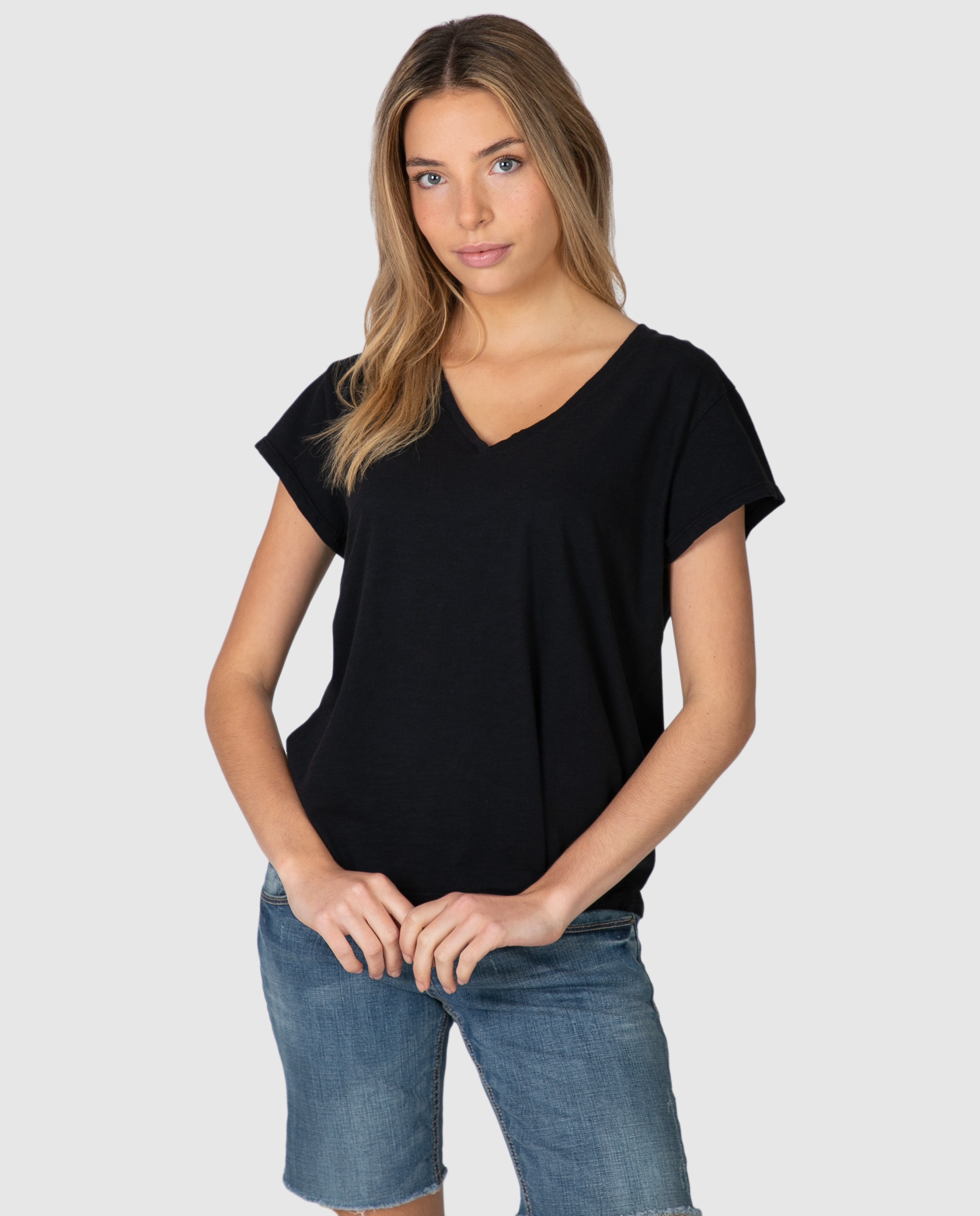 Imagen 0 de Camiseta interior básica de mujer de manga corta con cuello pico Negro