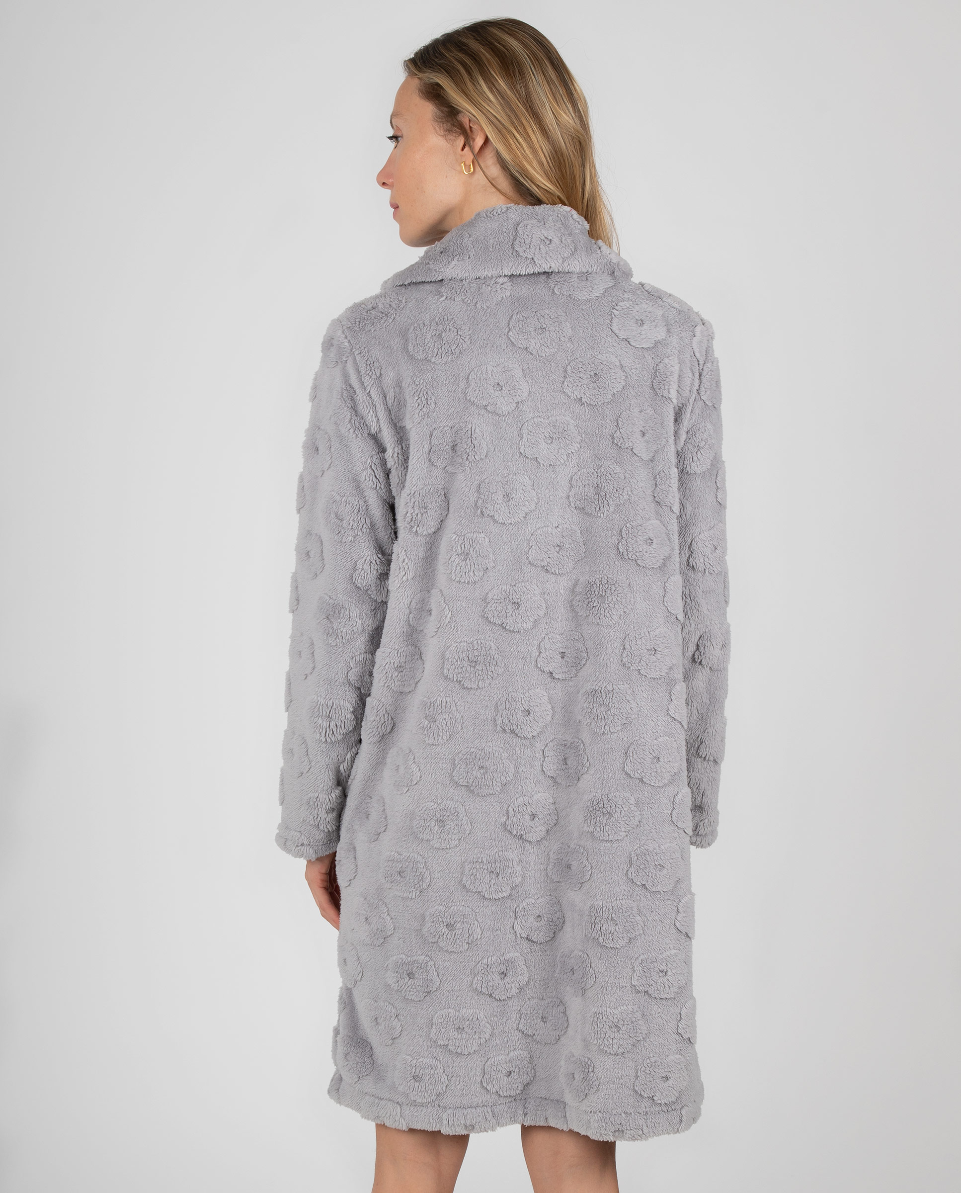 Bata larga de mujer en tejido polar con motivo floral en relieve, botones y bolsillos laterales - Massana - Gris Gris-2