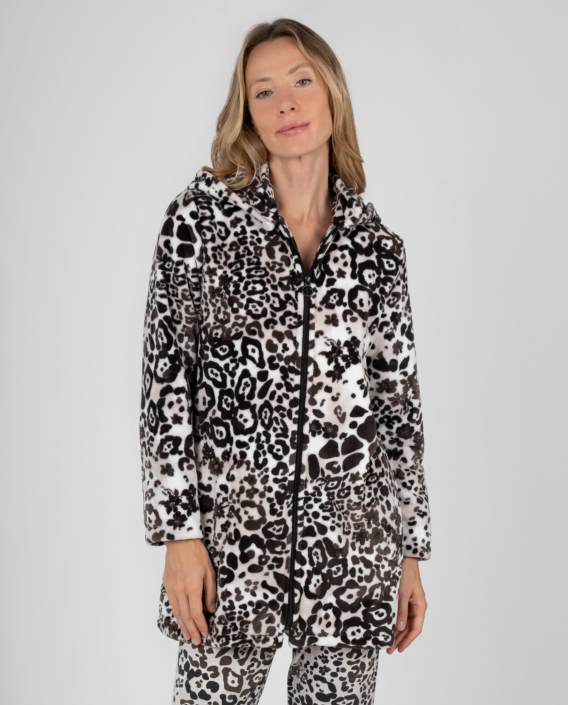 Bata corta de mujer en tejido polar con estampado animal print, capucha, cremallera y bolsillos late - Massana - Marrón chocolate Marrón chocolate-1