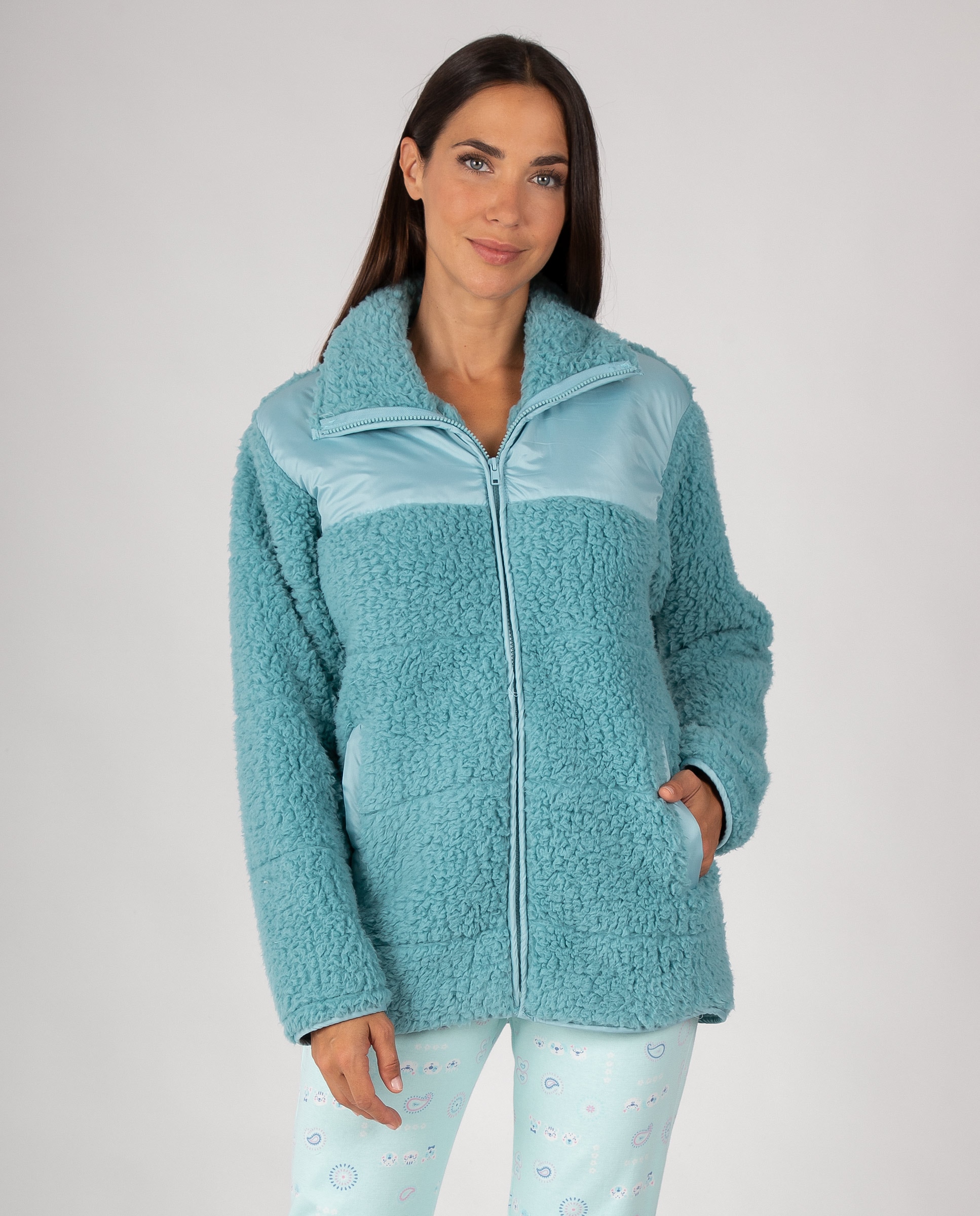 Bata corta de mujer en tejido polar con detalle superior liso, cremallera y bolsillos laterales. - Massana - Turquesa Turquesa-1