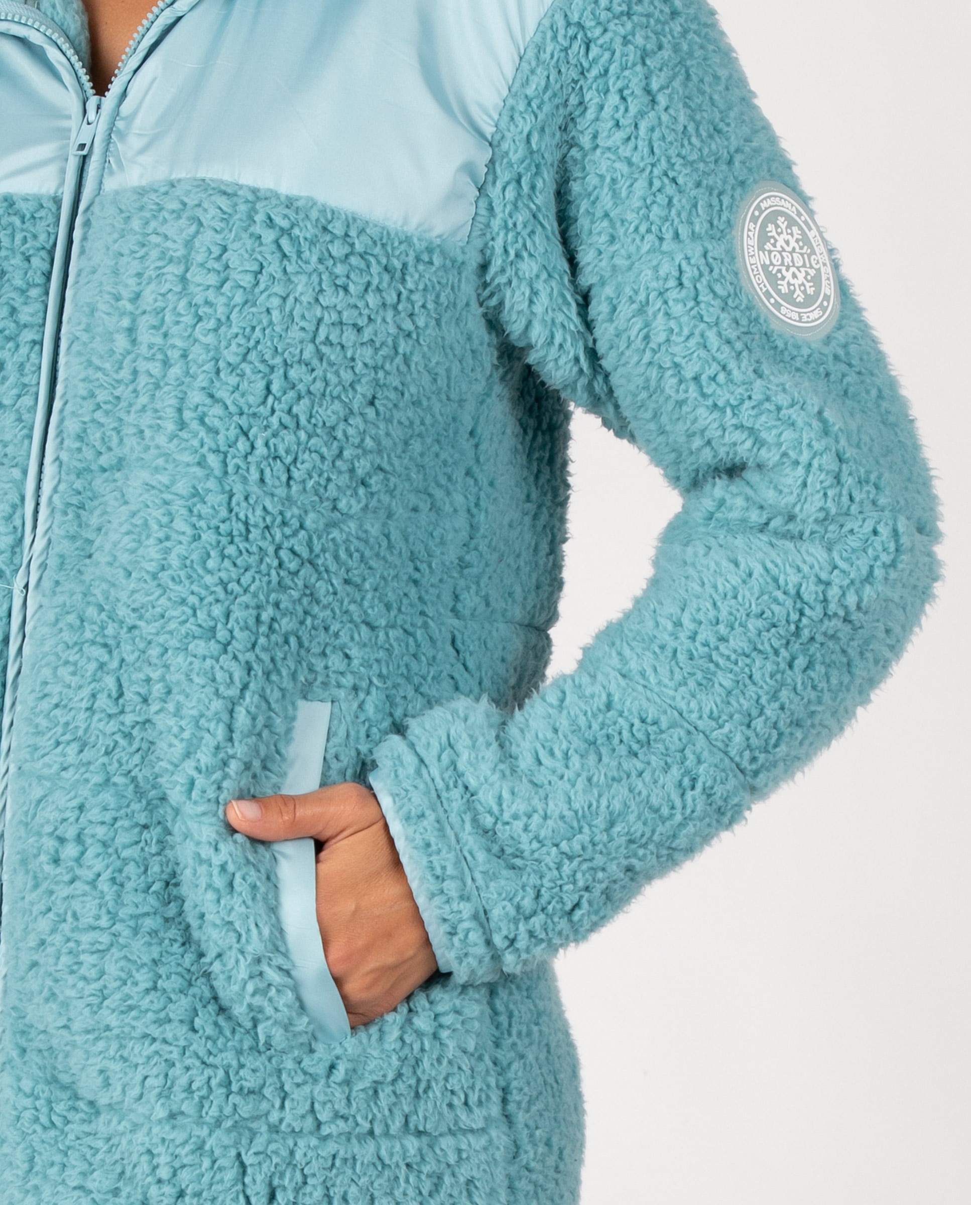 Bata corta de mujer en tejido polar con detalle superior liso, cremallera y bolsillos laterales. - Massana - Turquesa Turquesa-3