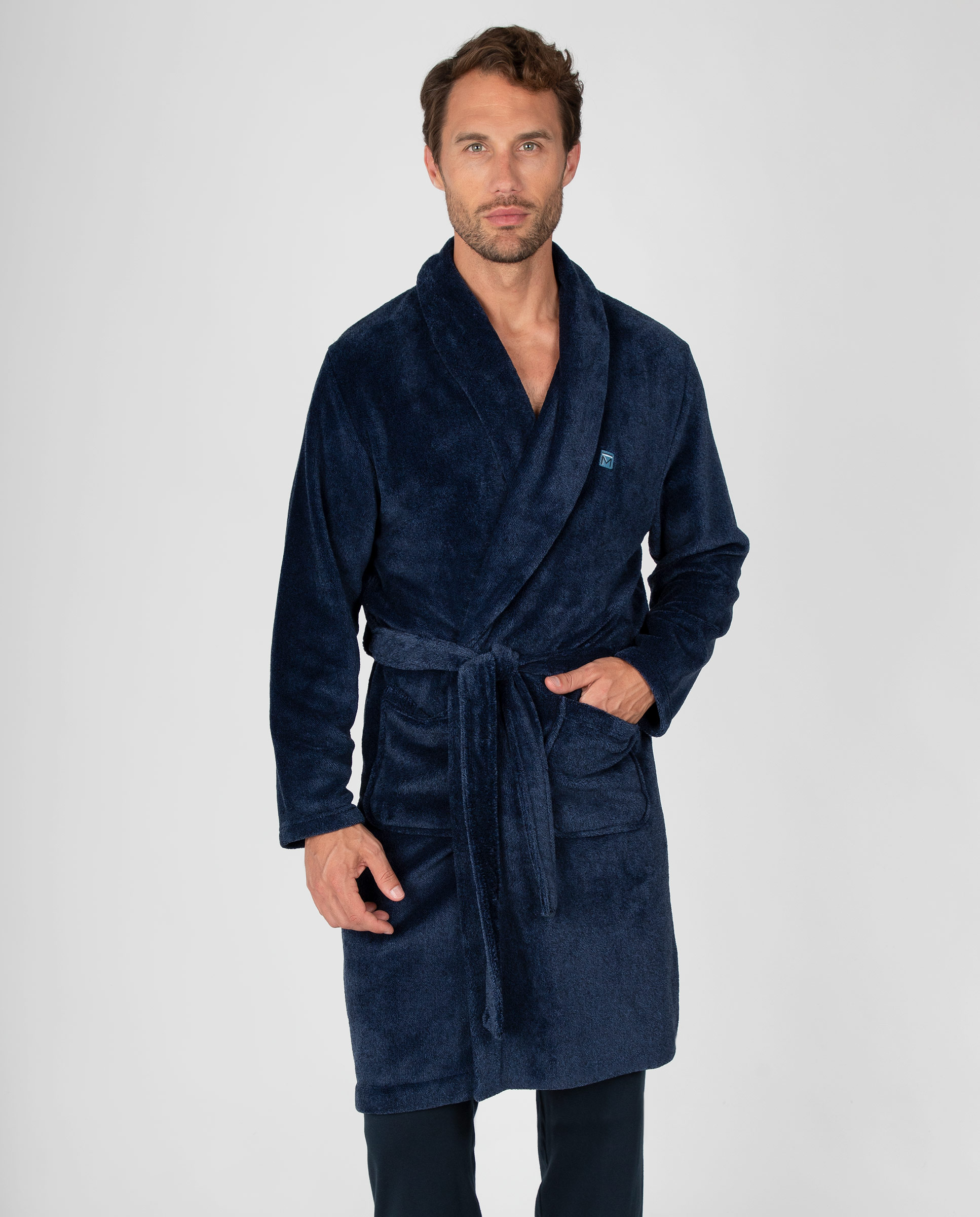 Imagen 1 de Bata cruzada de hombre en tejido polar liso con cinturón y bolsillos laterales. Azul