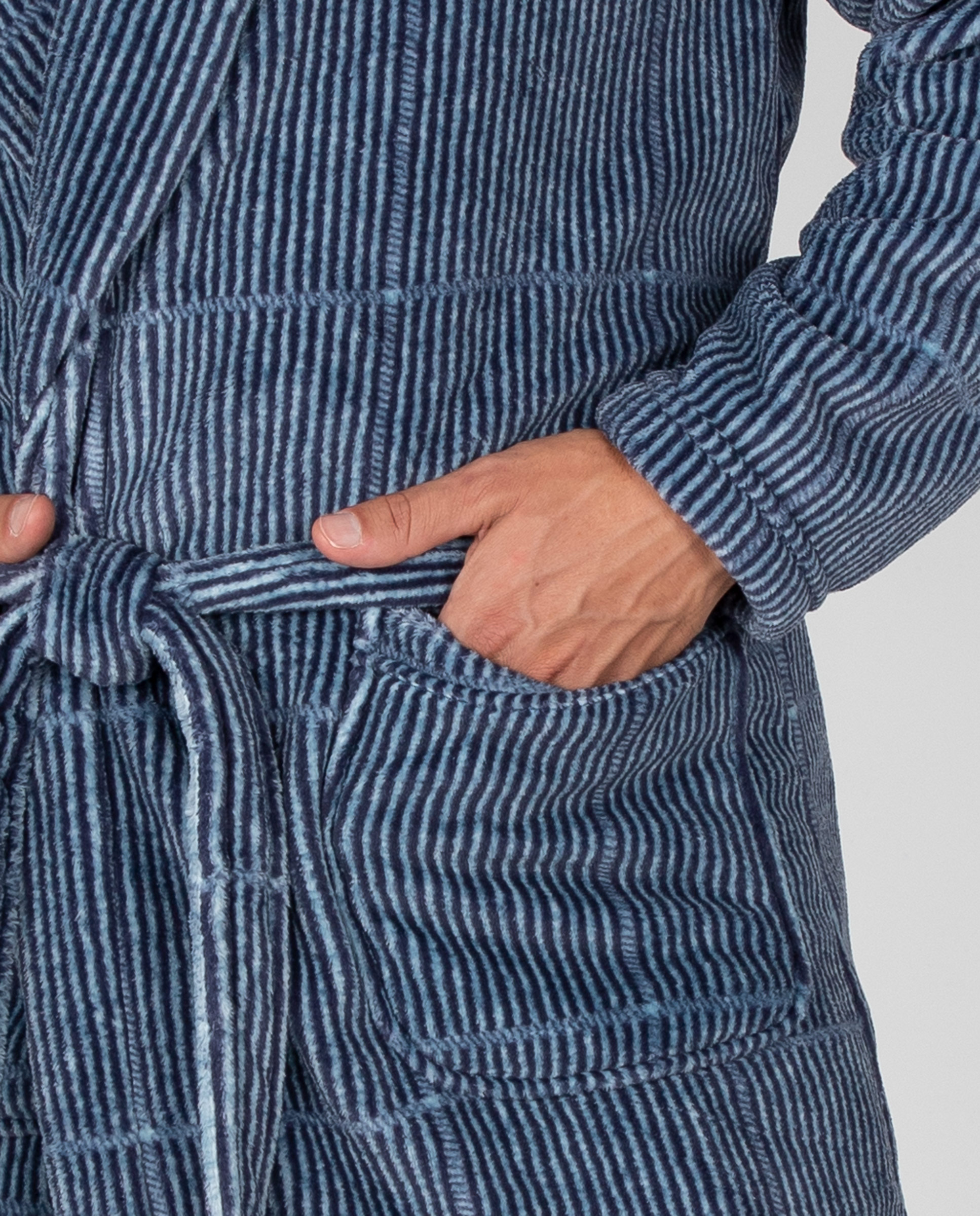 Imagen 3 de Bata larga de hombre en tejido polar con estampado de rayas, cinturón y bolsillos laterales. - Massana - Azul Azul