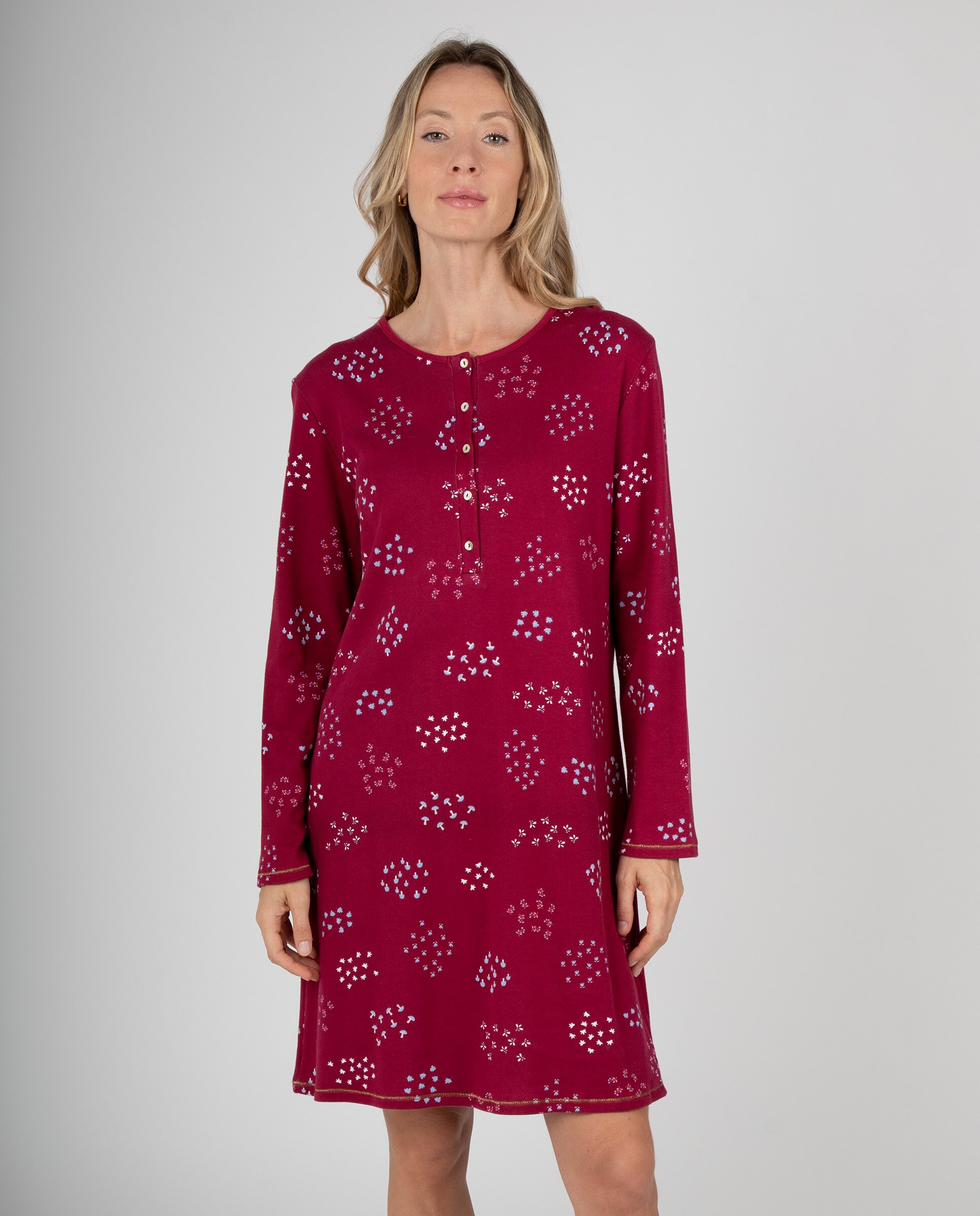 Camisón de mujer con cuello redondo, tapeta de botones y estampado de pequeños motivos - Massana - Granate Granate-1
