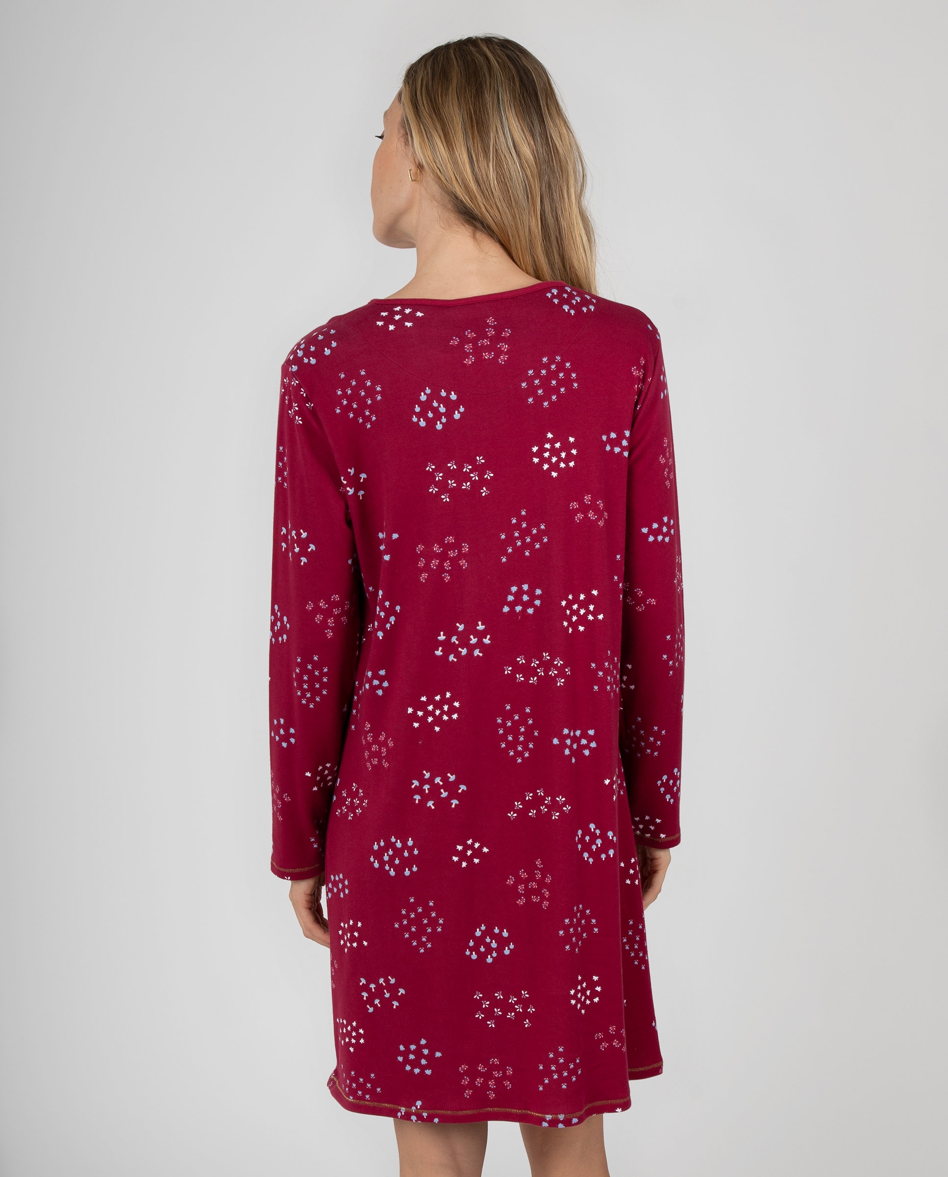 Camisón de mujer con cuello redondo, tapeta de botones y estampado de pequeños motivos - Massana - Granate Granate-2