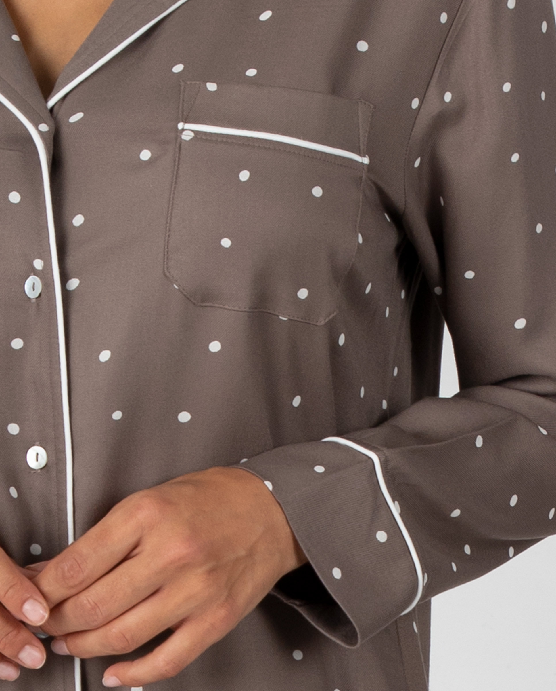 Camisón de mujer abotonado con cuello solapa, bolsillo y ribetes a contraste - Massana - Marrón chocolate Marrón chocolate-3