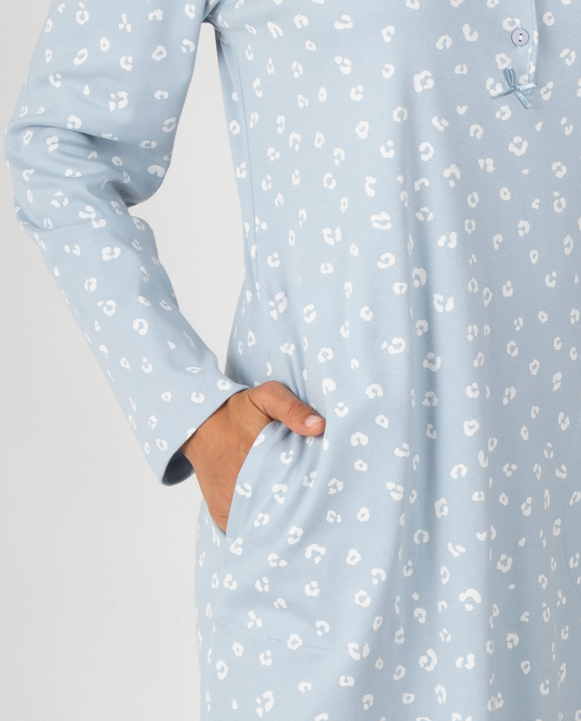 Camisón de mujer con cuello redondo, tapeta de botones y estampado de pequeños motivos - Massana - Azul Azul-3