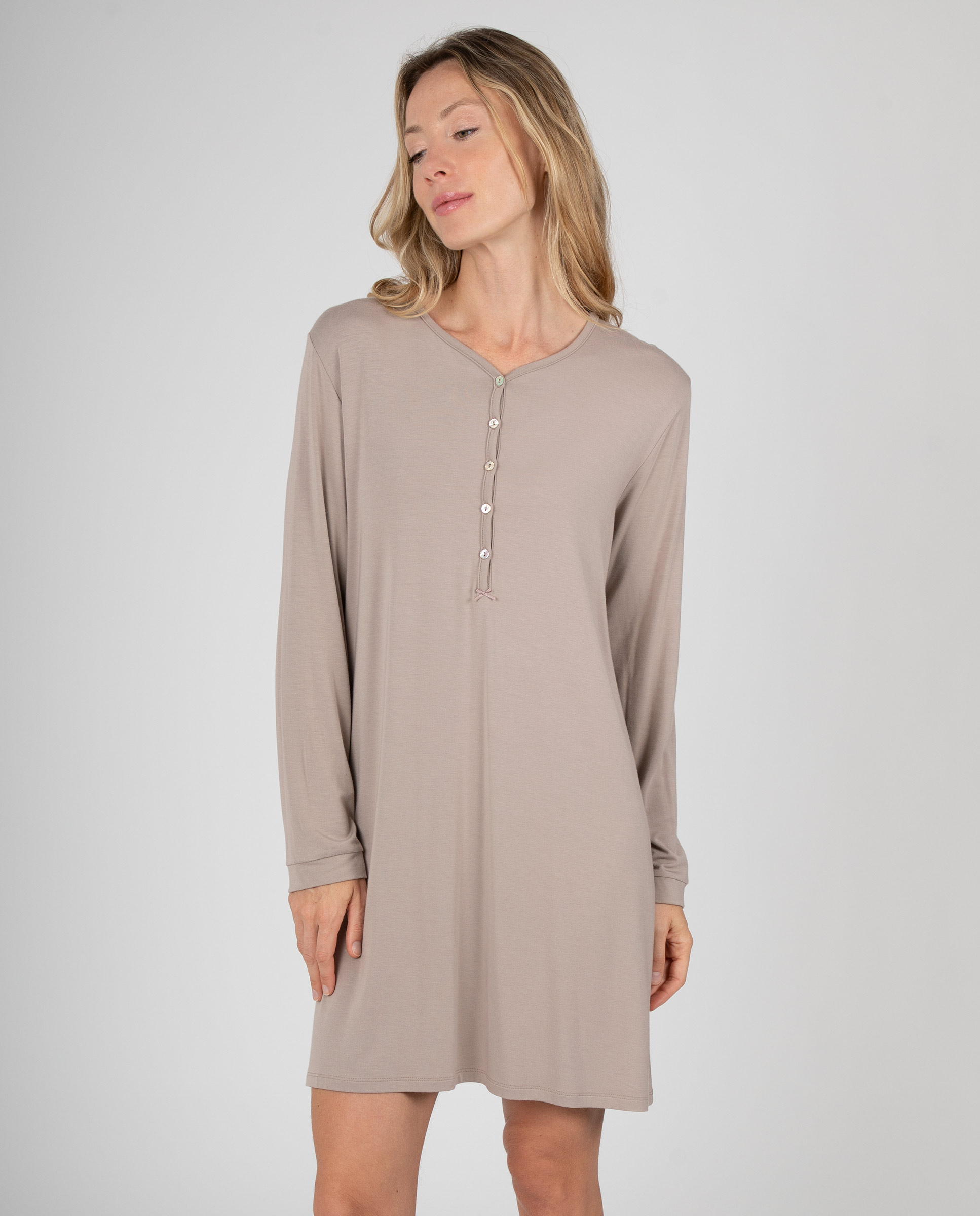 Imagen 0 de Camisón de mujer liso con cuello en pico y tapeta de botones Visón