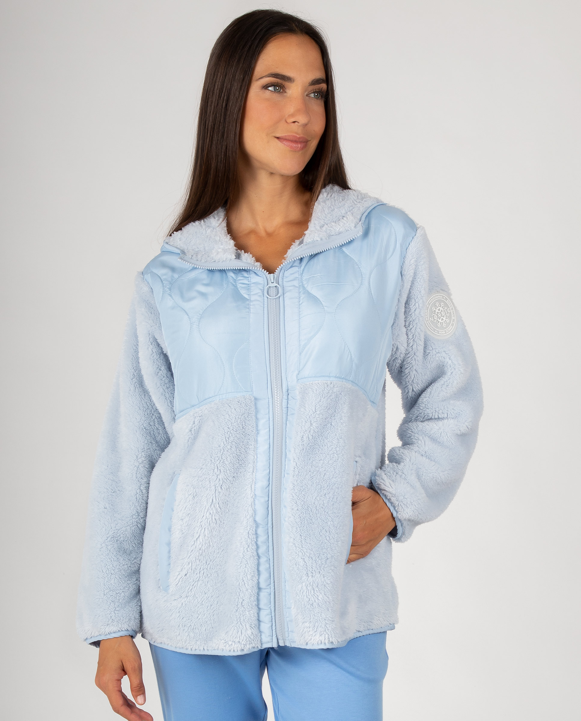 Bata corta de mujer con detalle superior en tejido liso y cierre de cremallera. - Massana - Azul claro Azul claro-1
