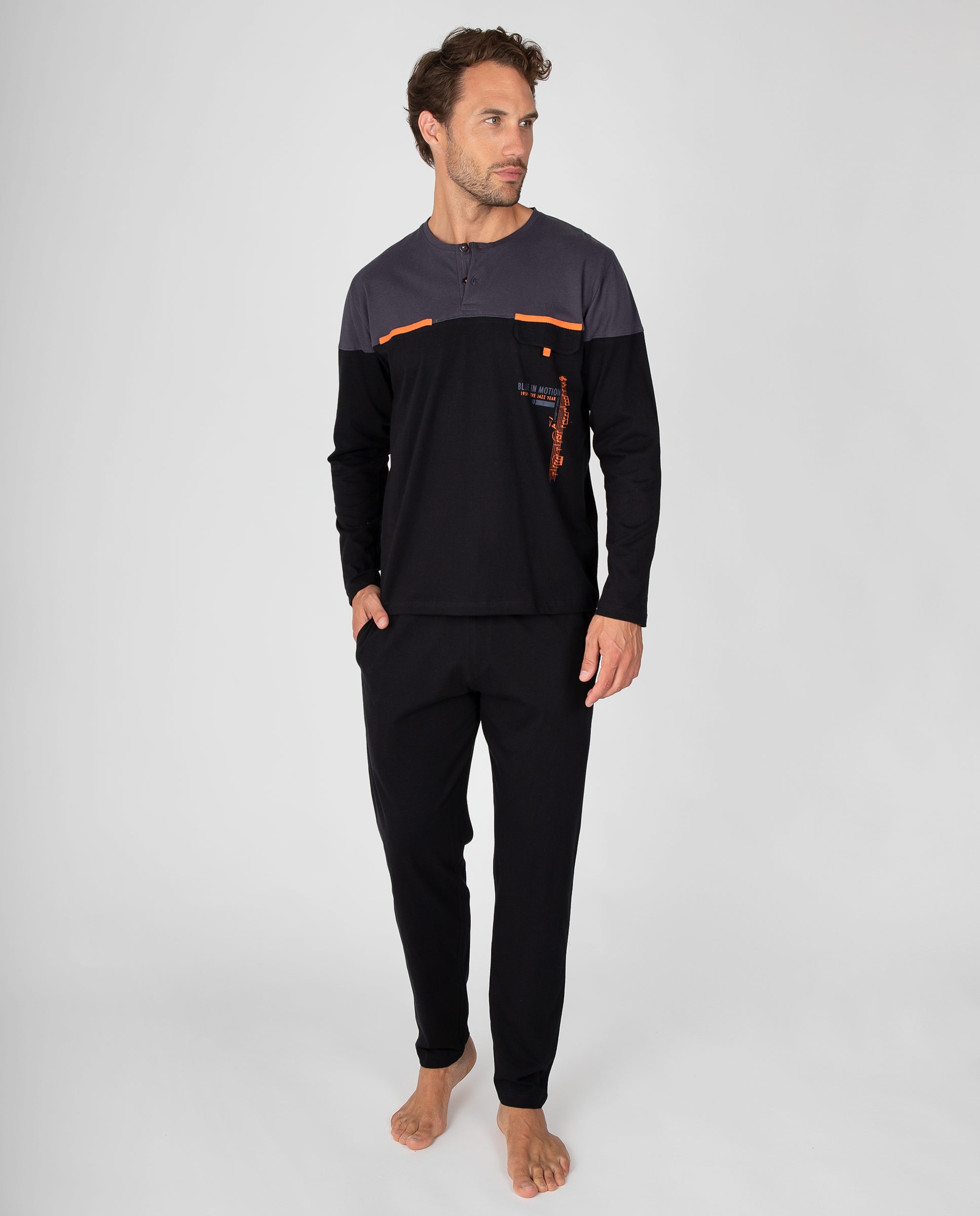 Imagen 1 de Pijama de hombre con tapeta abotonada, bolsillo de pecho y pantalón liso Negro