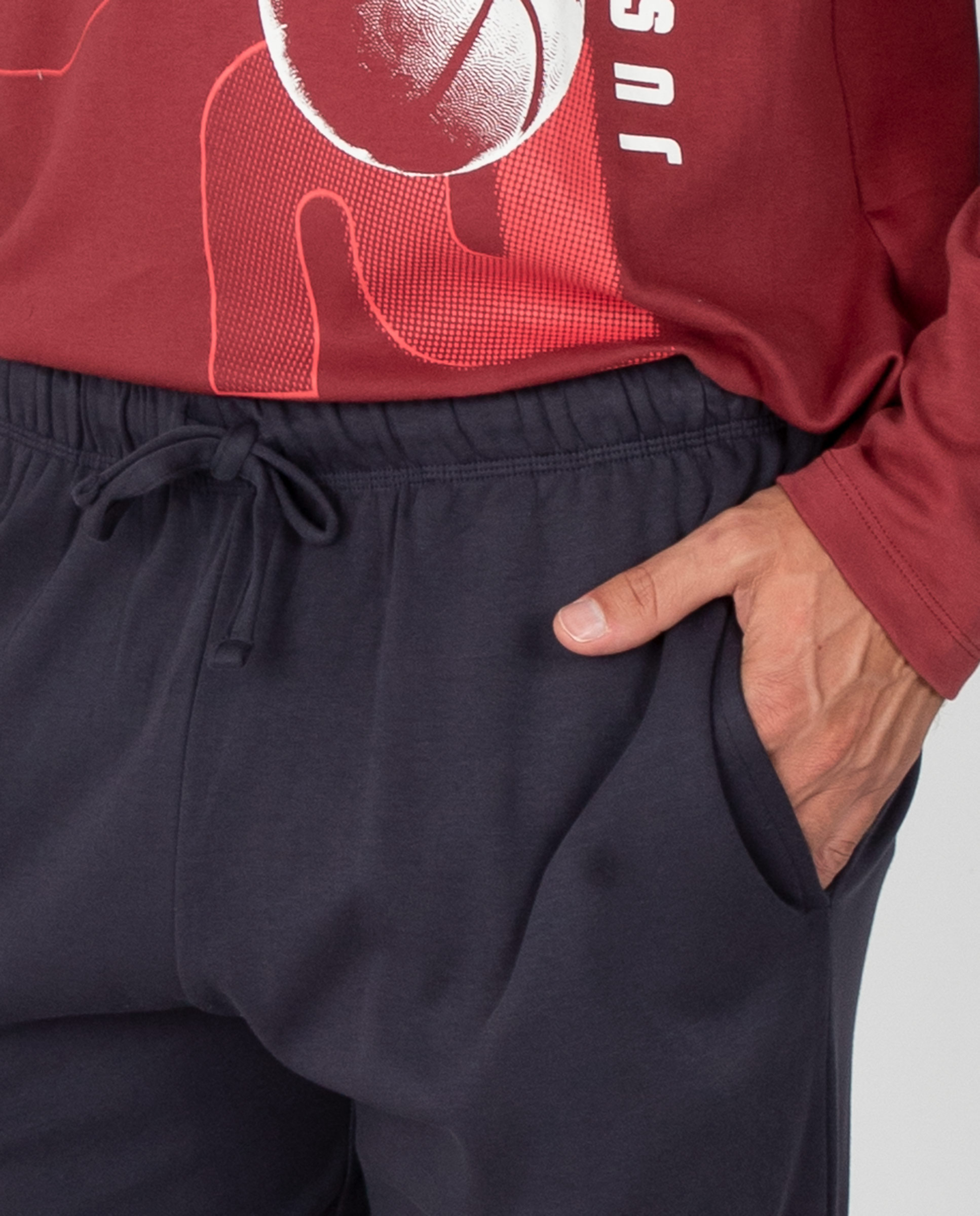Imagen 3 de Pijama de hombre con camiseta de diseño a contraste y pantalón liso con puños - Massana - Granate Granate