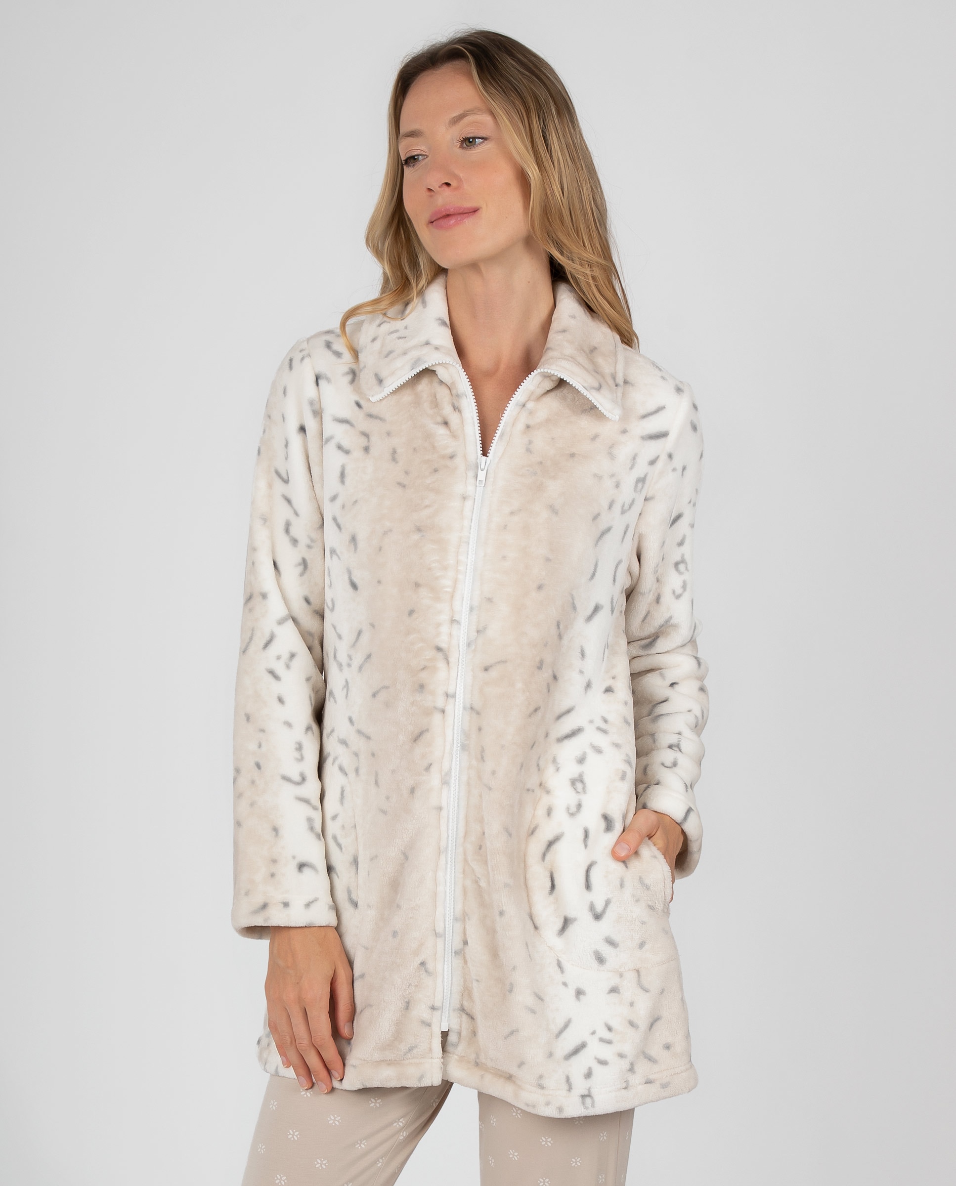 Bata corta de mujer en tejido polar con delicado estampado difuminado, cremallera y bolsillos latera - Massana - Beige Beige-1