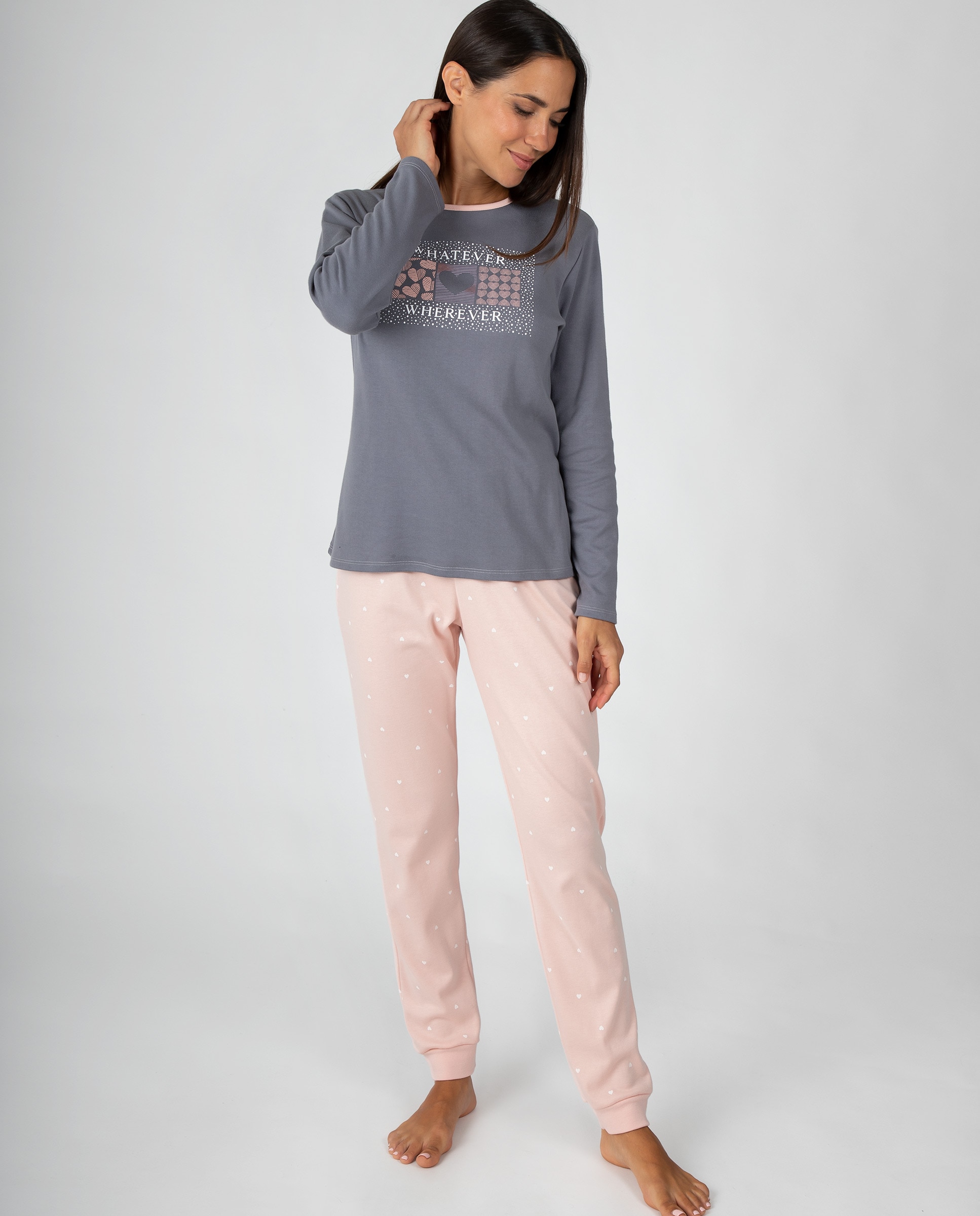 Imagen 0 de Pijama de mujer con cuello redondo a contraste y pantalón largo de corazones con puños Gris