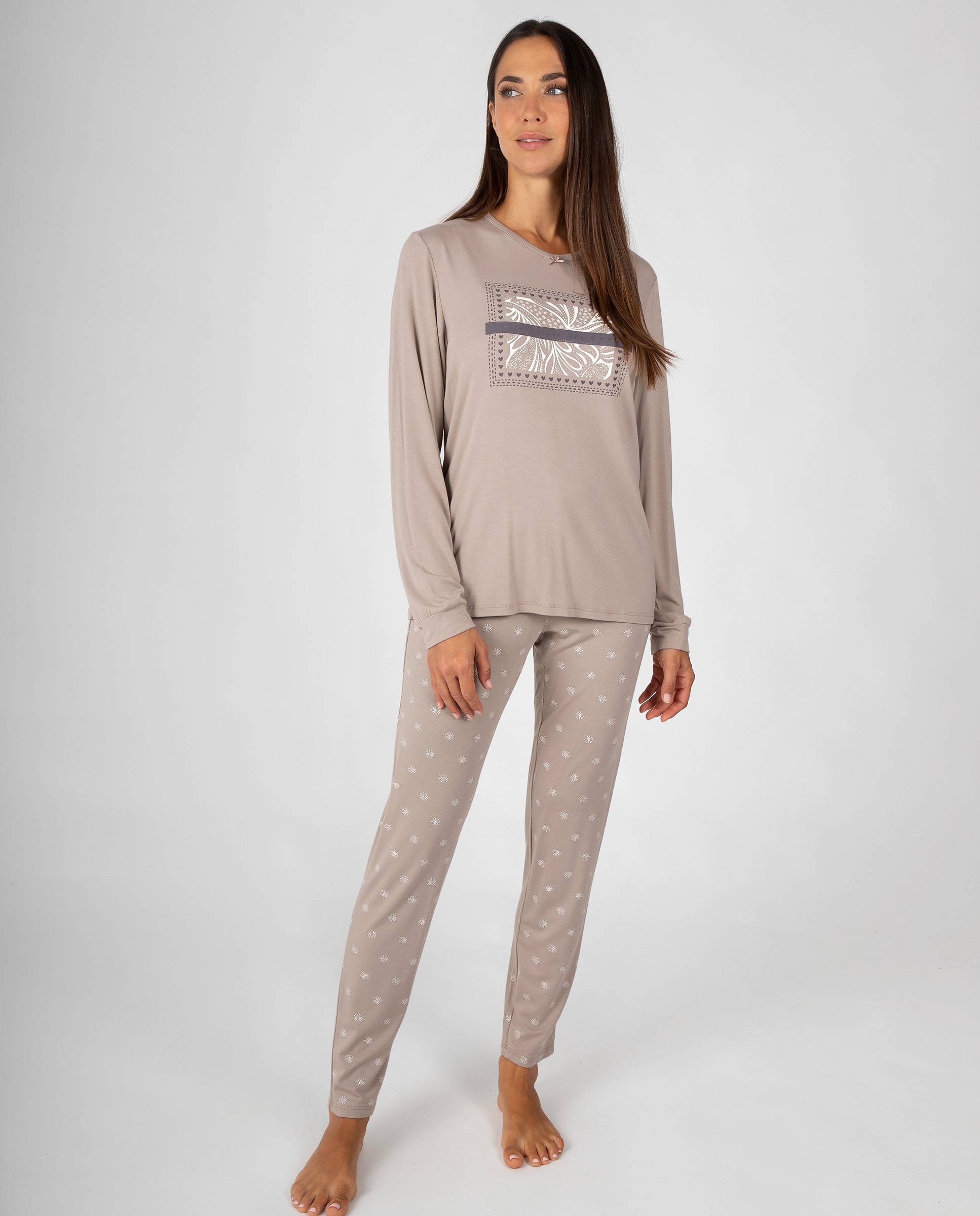 Pijama de mujer con estampado frontal decorativo y pantalón de estampado integral - Massana - Visón Visón-1