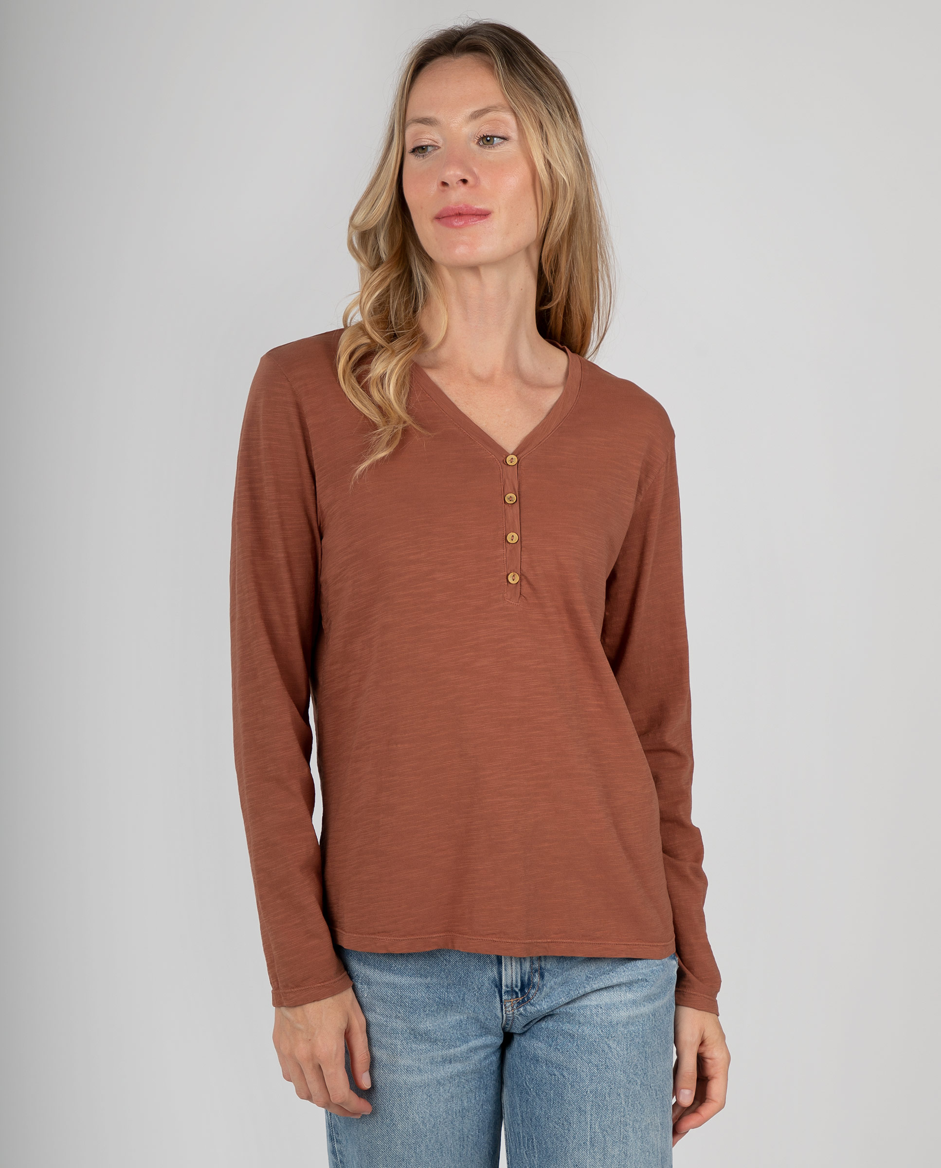 Camiseta básica de mujer con cuello pico y tapeta - Massana - Marrón Marrón-1