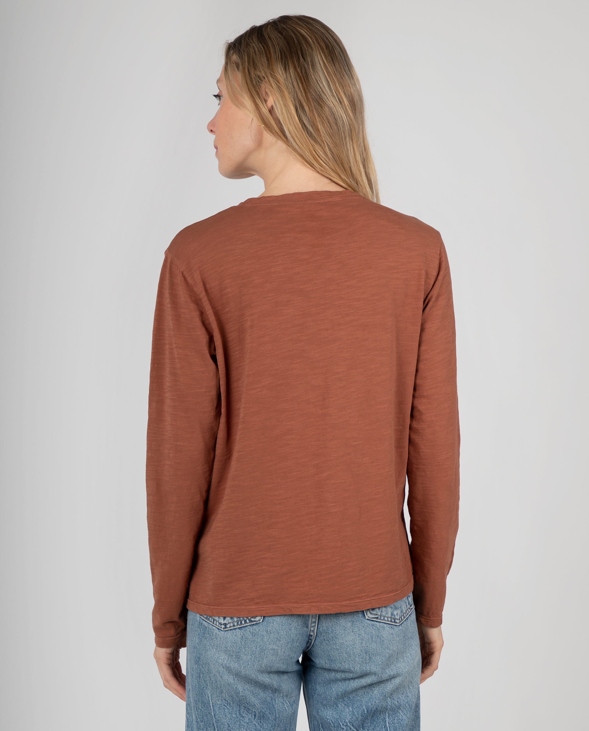 Camiseta básica de mujer con cuello pico y tapeta - Massana - Marrón Marrón-2