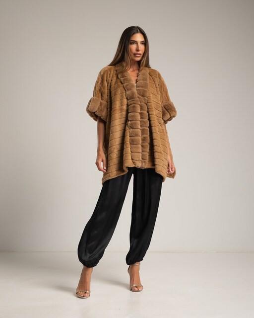 Imagen 0 de Poncho de mujer con manga corta y pelo sintético