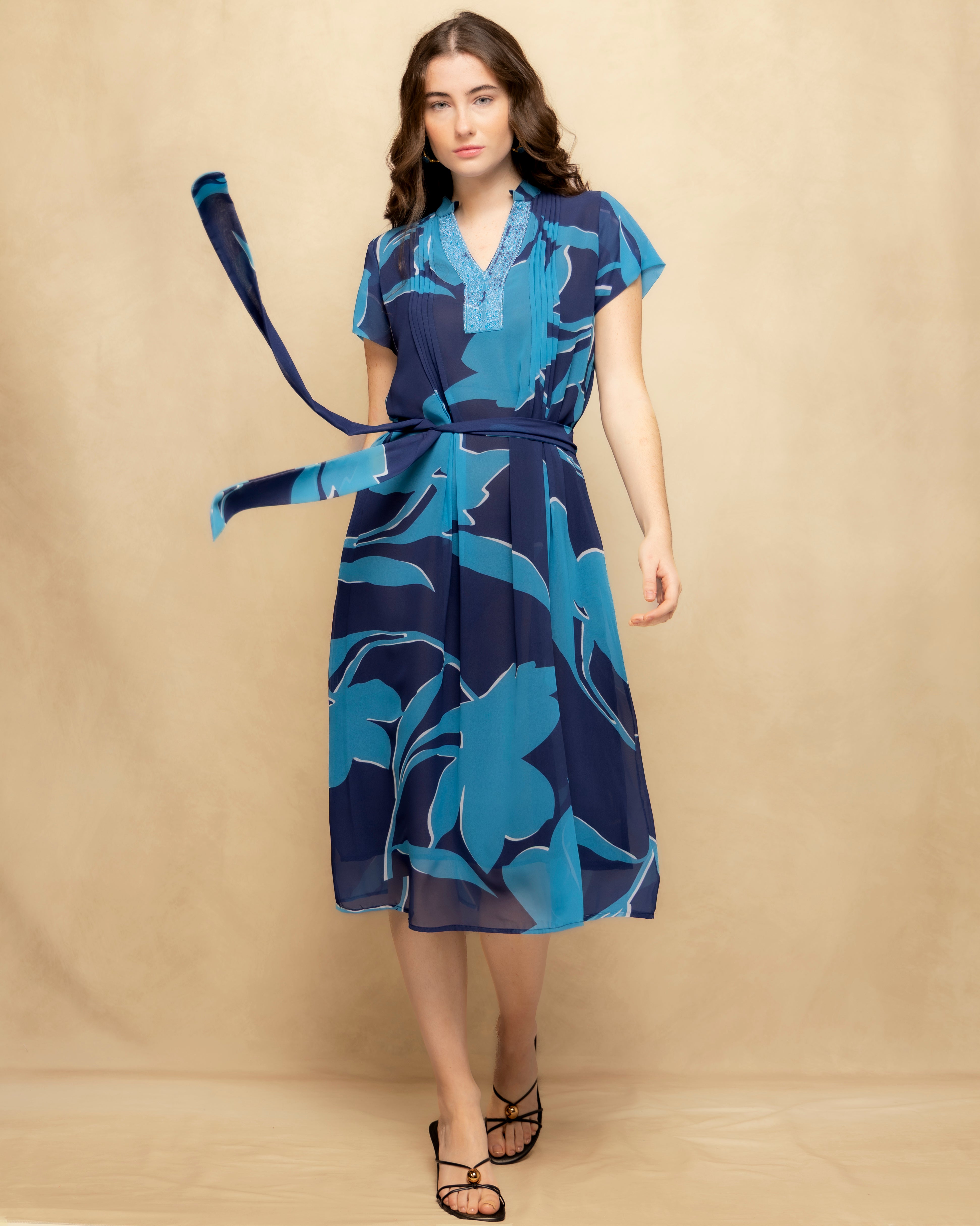 Niza - Vestido midi amplio con escote bordado y manga corta.