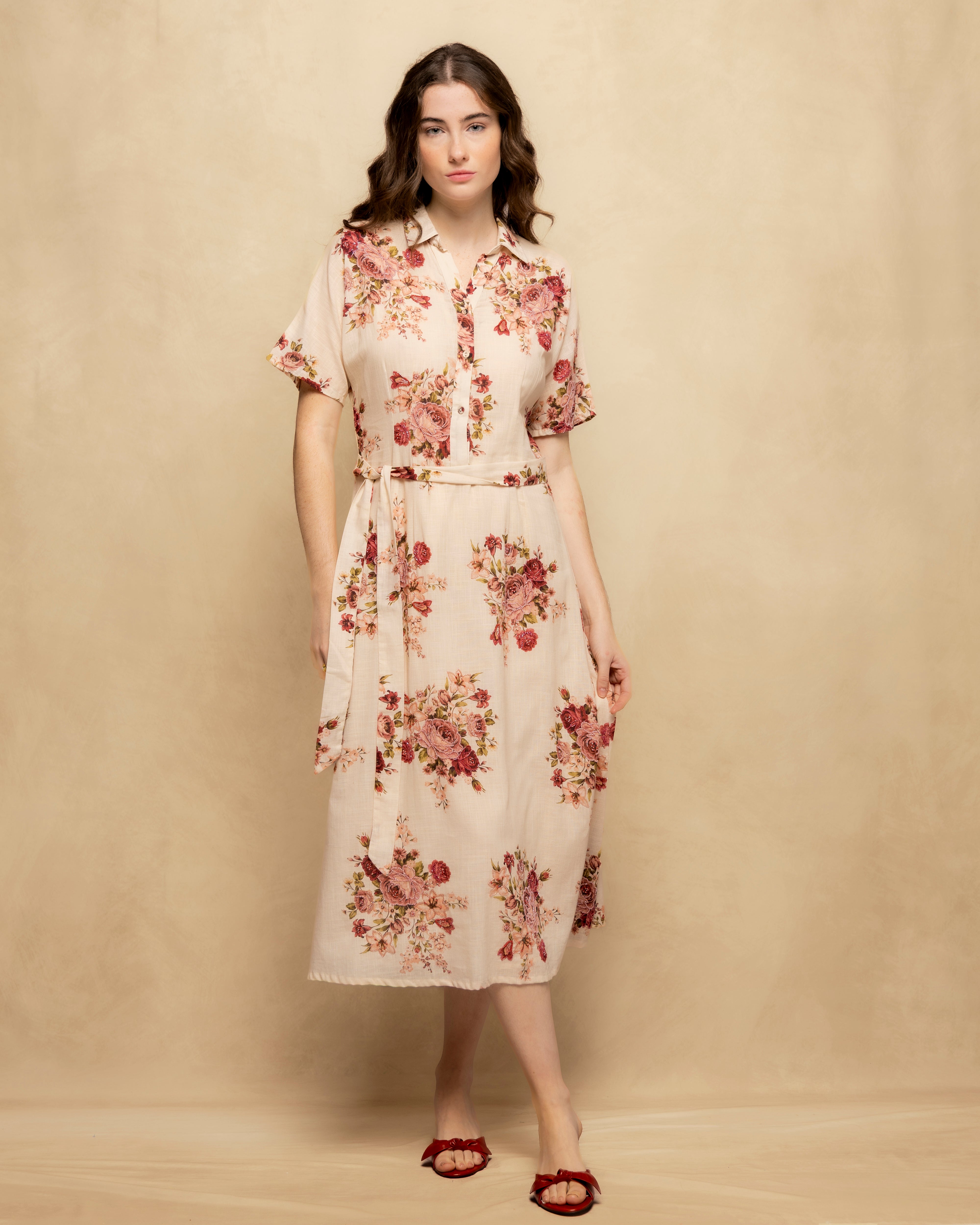 Imagen 0 de Vestido midi camisero con manga corta y estampación floral Blanco
