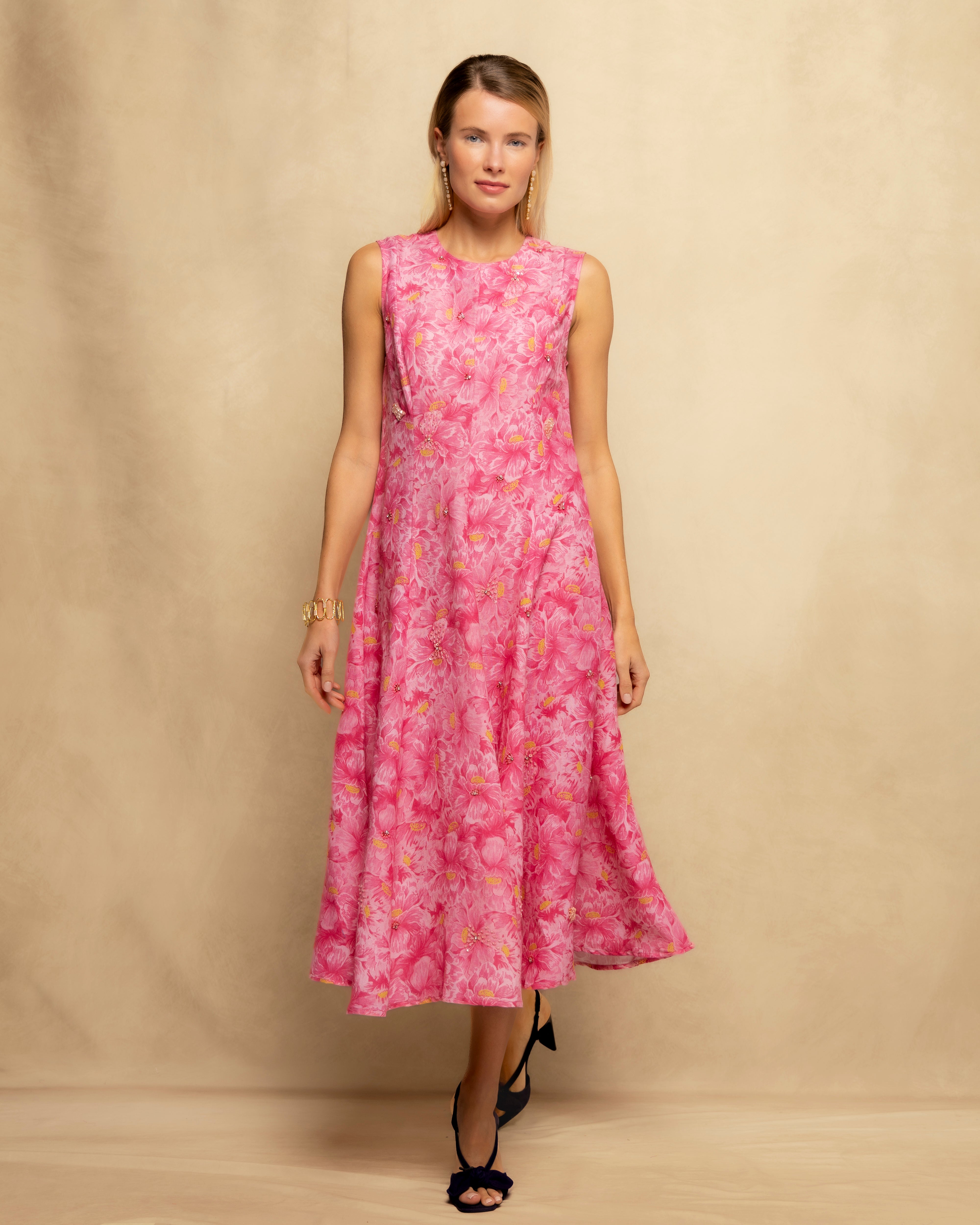 Niza - Vestido midi recto con bordado ornamental y sin mangas.