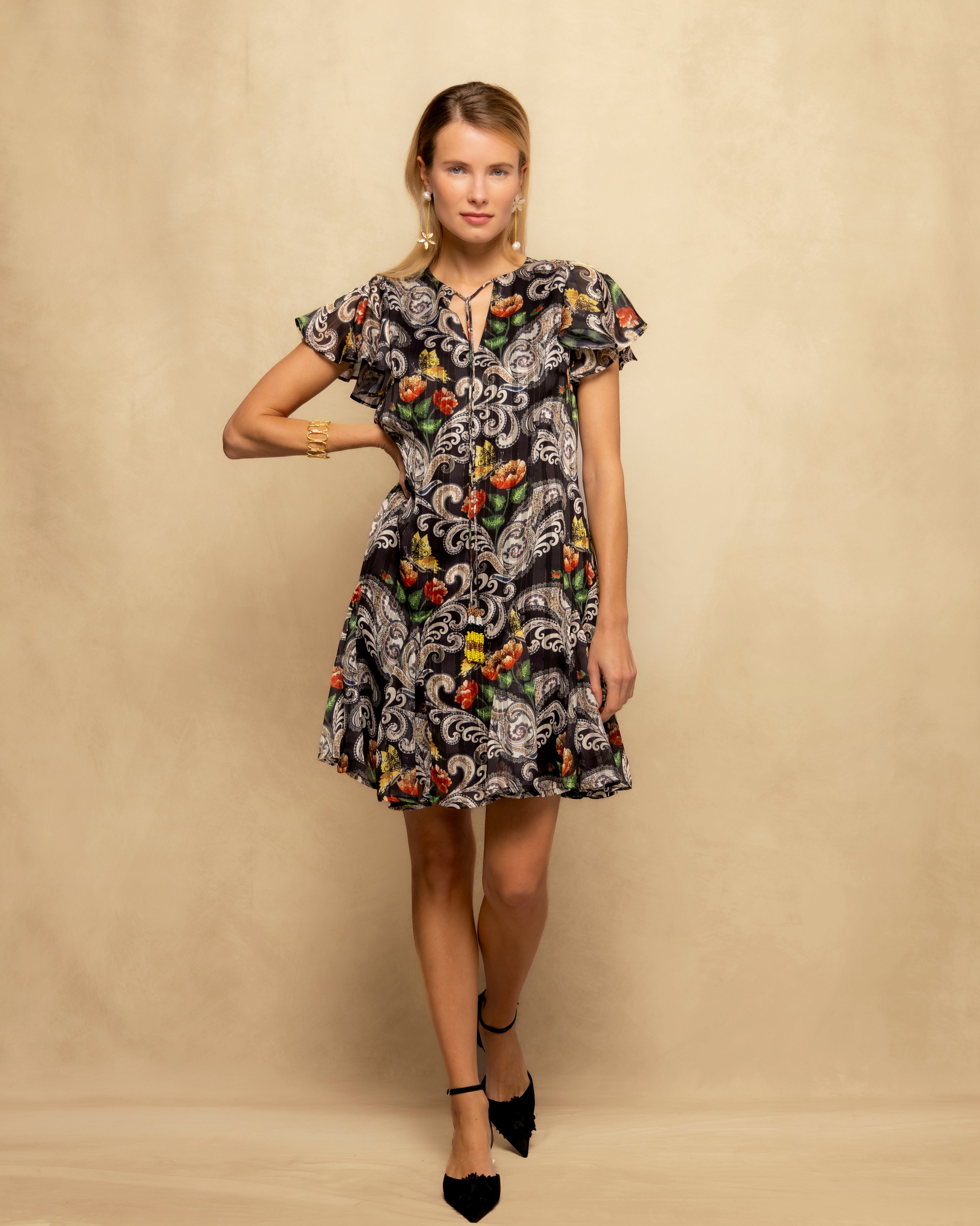 Niza - Vestido corto estampado con manga corta y detalle fruncido.