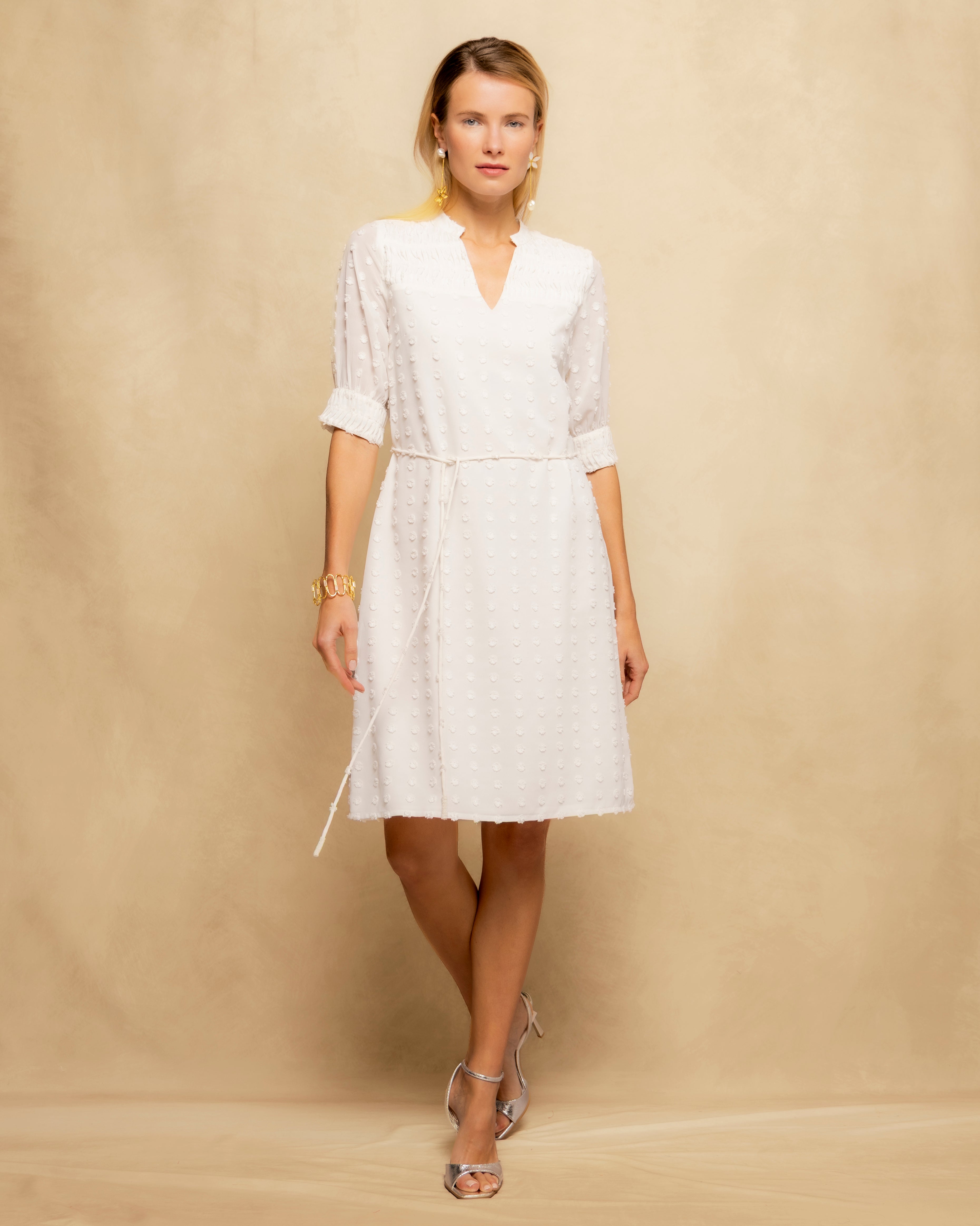 Niza - Vestido corto de tejido plumeti con escote en pico y manga francesa.