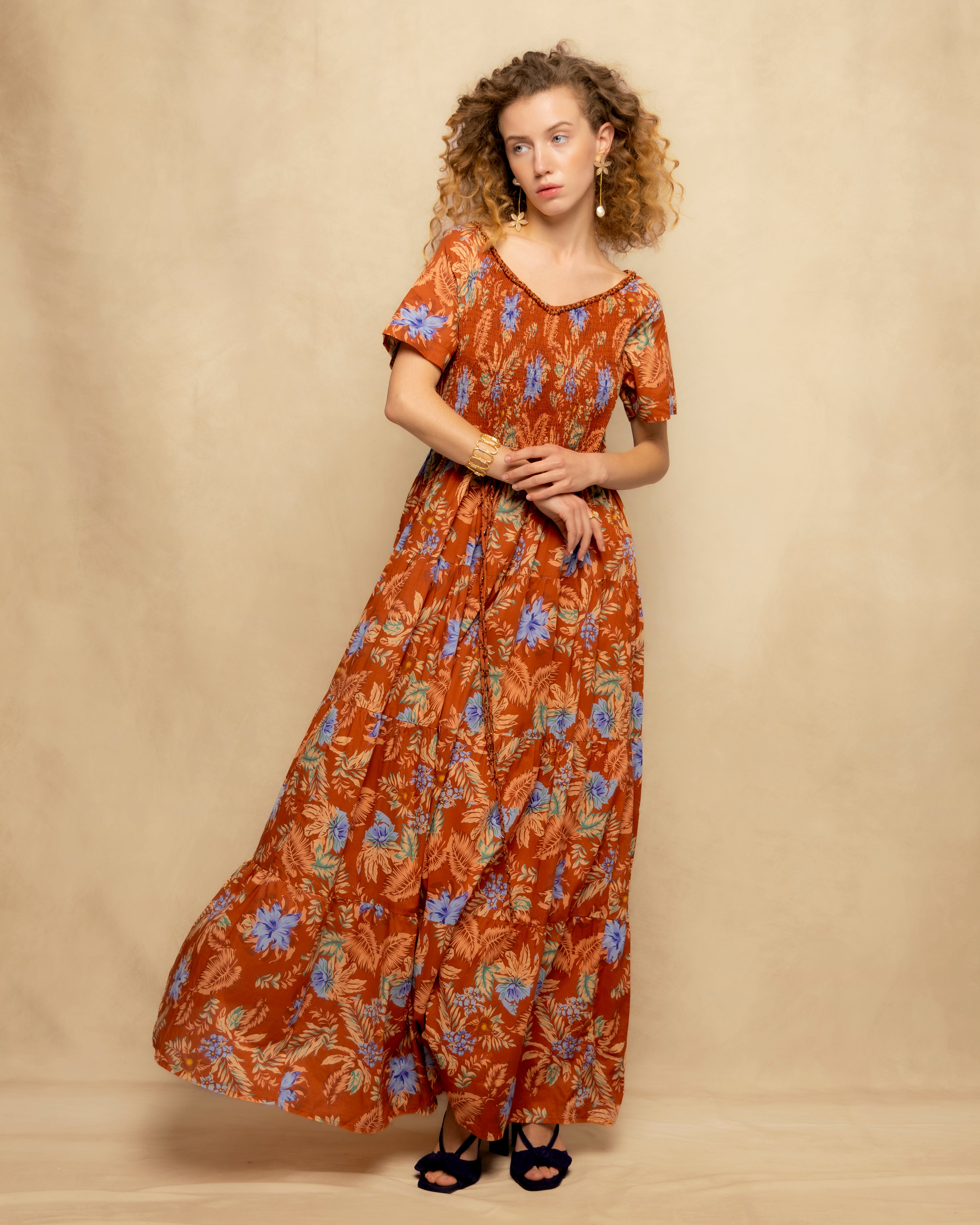 Imagen 0 de Vestido largo estampado con escote redondo manga corta y cinturón Rojo