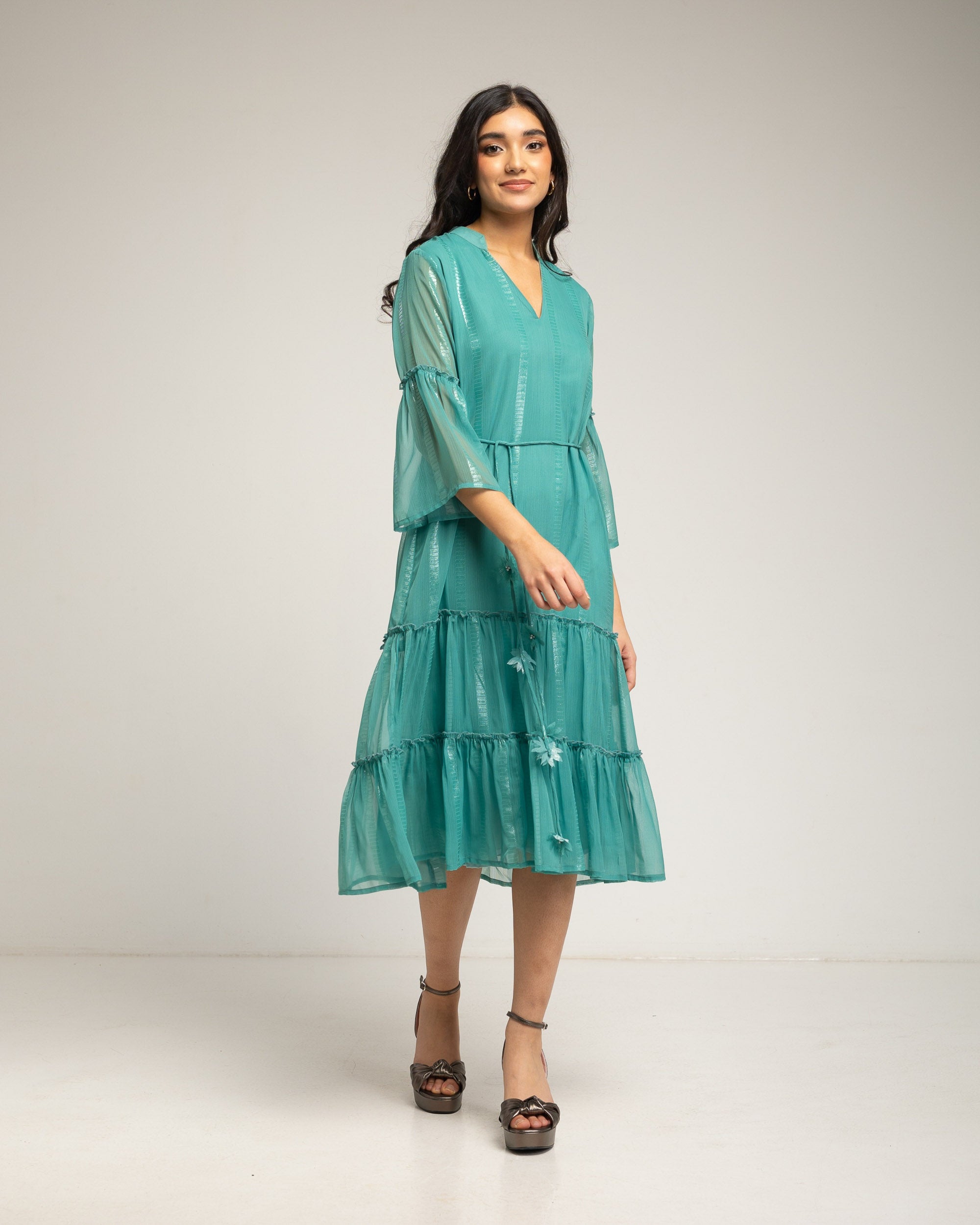Niza - Vestido midi fluido con volantes.