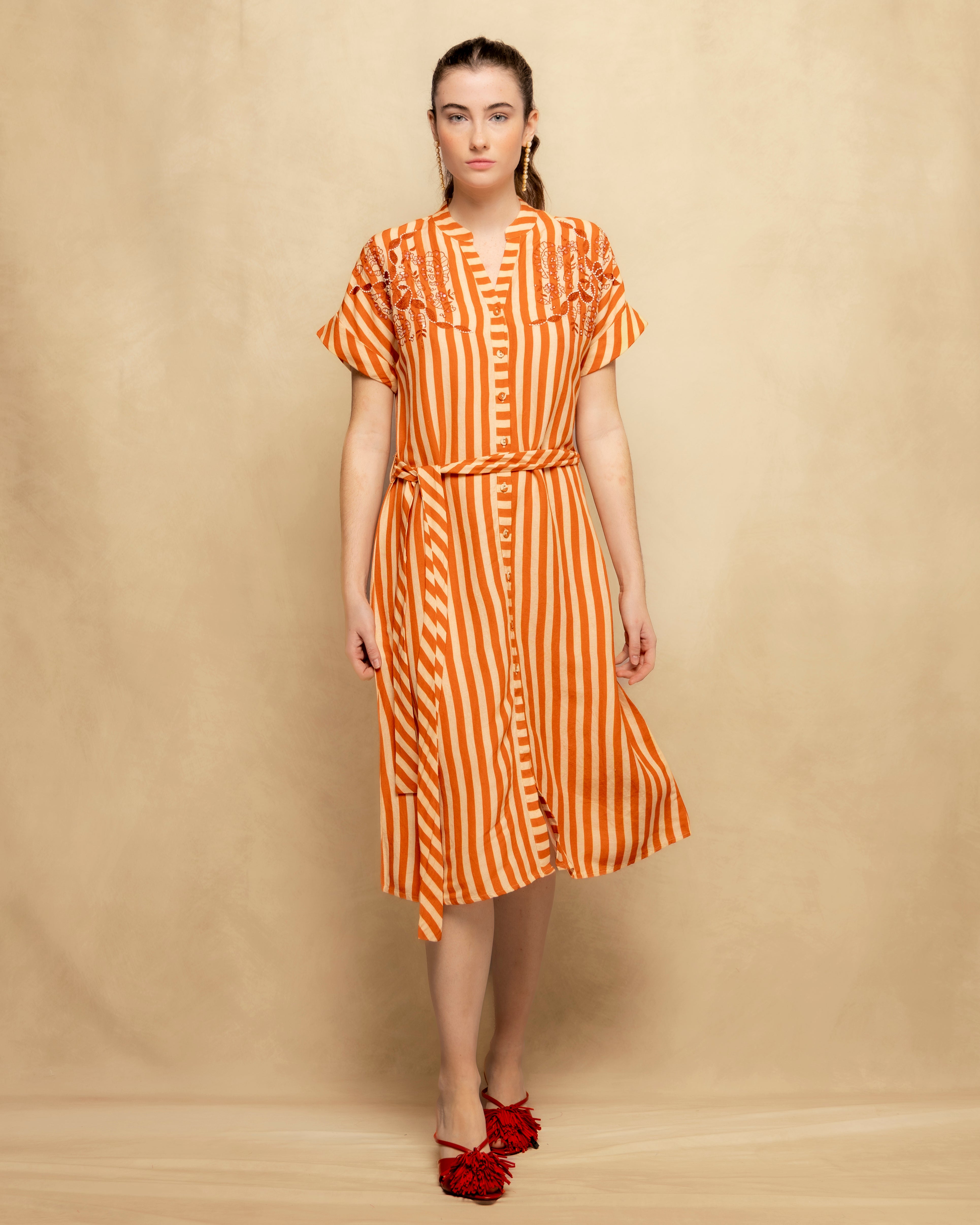 Imagen 0 de Vestido midi camisero de rayas con bordado frontal Naranja