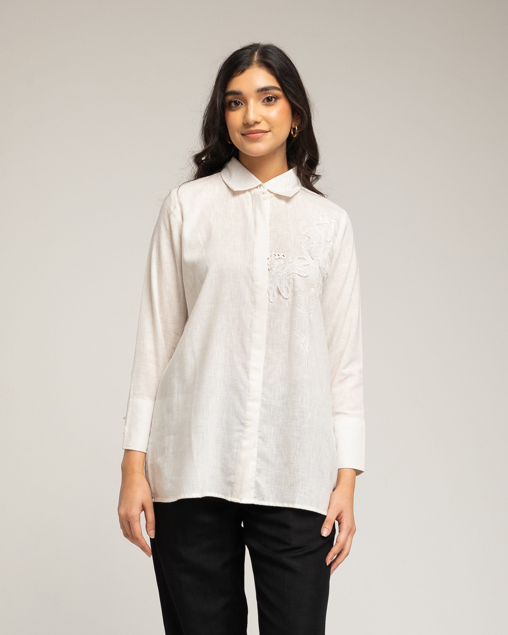 Imagen 0 de Camisa de mujer con bordado floral y detalle de strass Blanco