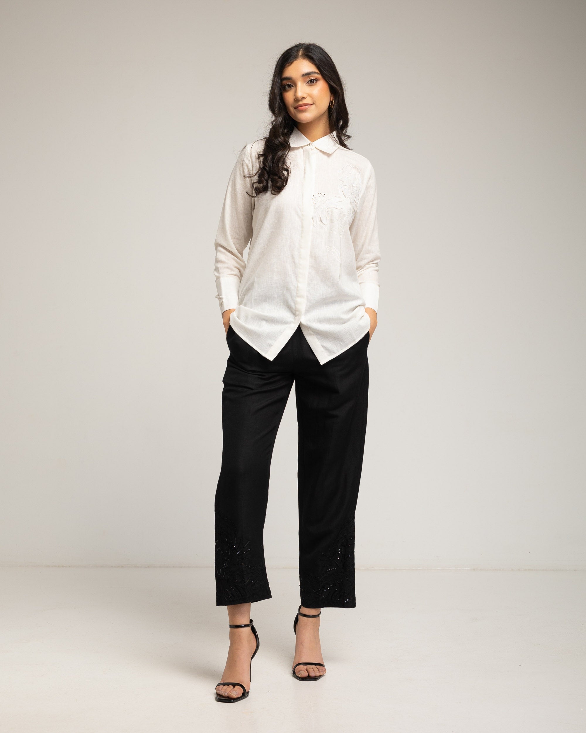 Camisa de mujer con bordado floral y detalle de strass - Niza - Blanco Blanco-2