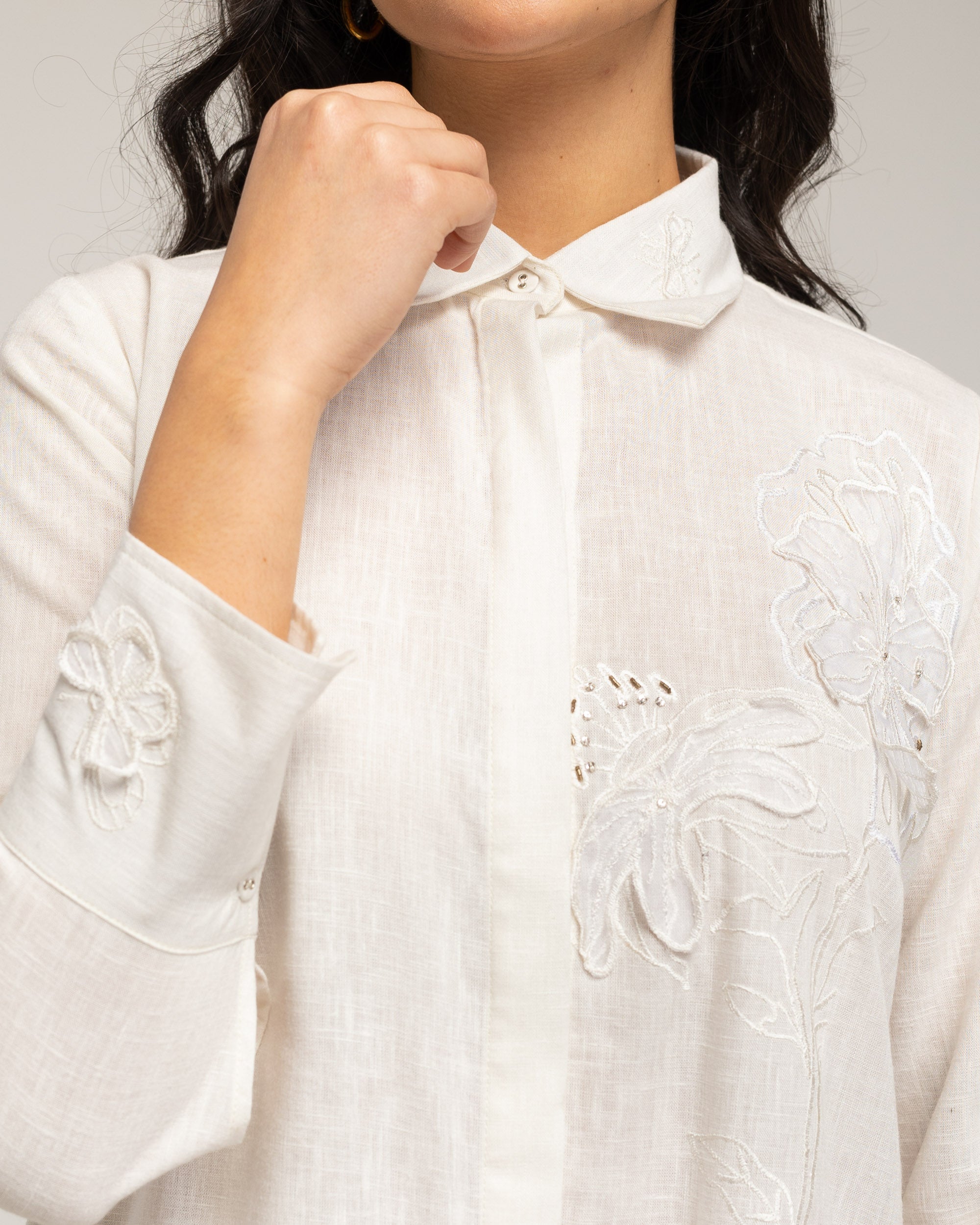 Camisa de mujer con bordado floral y detalle de strass - Niza - Blanco Blanco-5