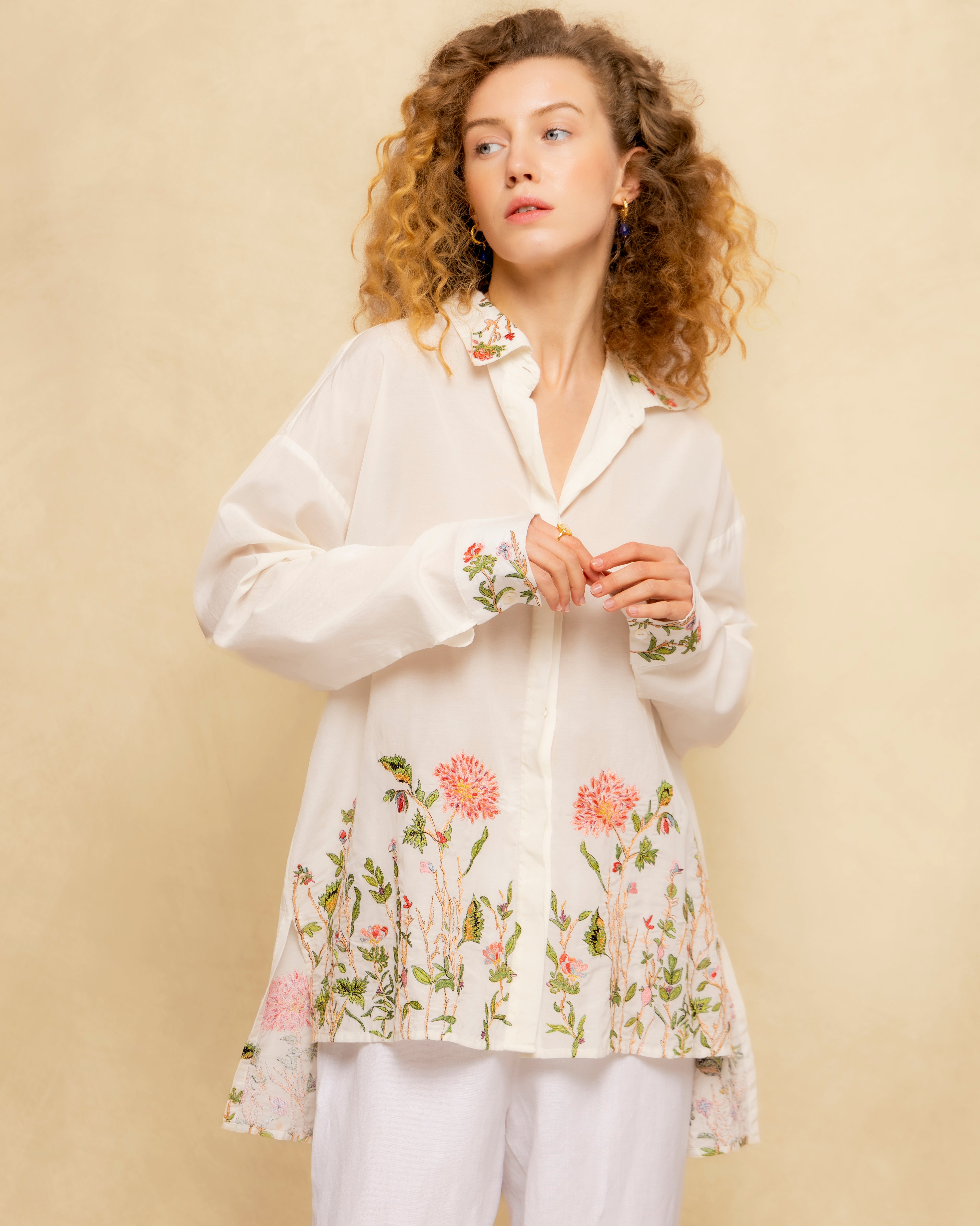 Niza - Blusa de mujer larga con bordado floral y bajo asimétrico.