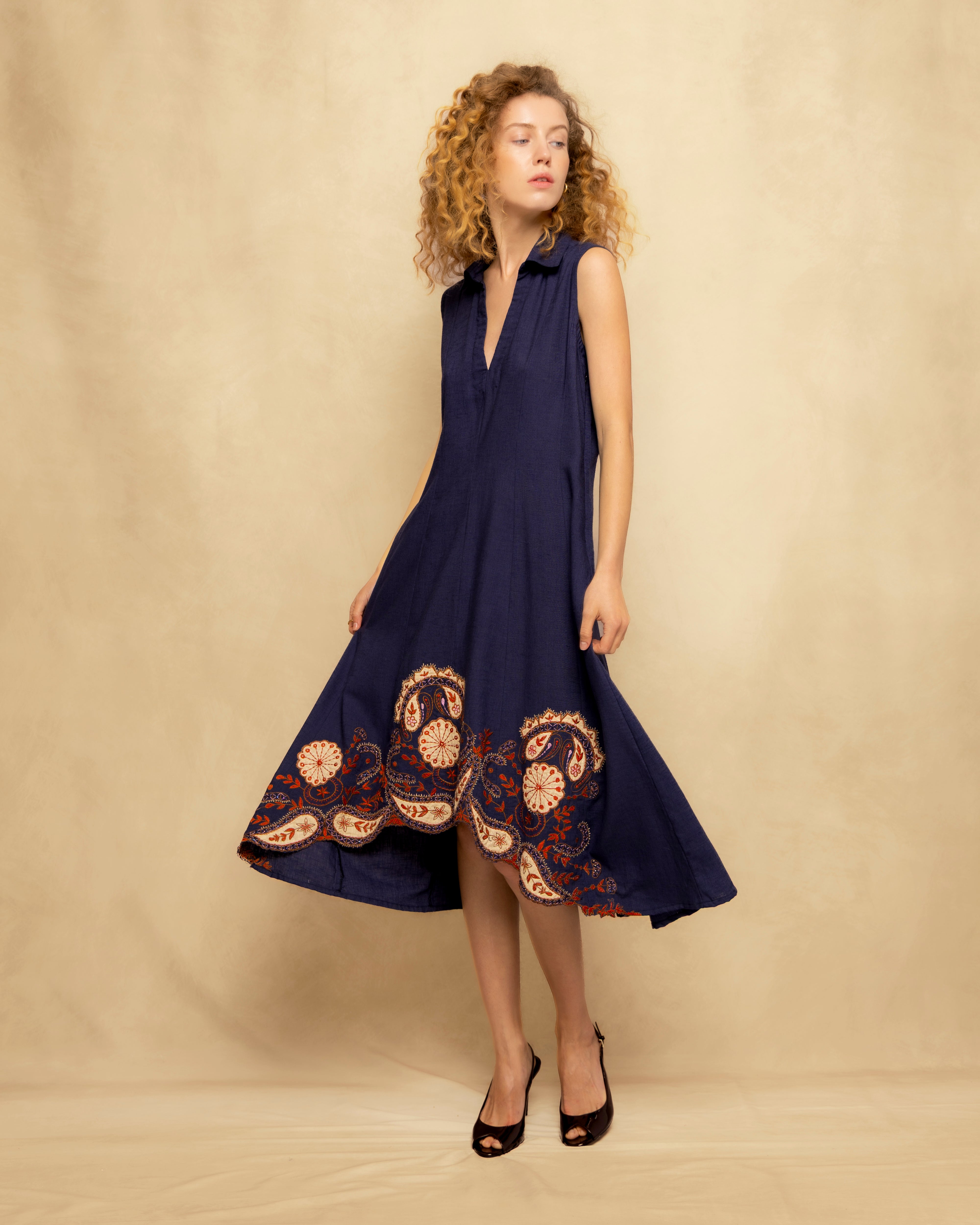 Niza - Vestido midi sin mangas con cuello camisero y bordado en el bajo.