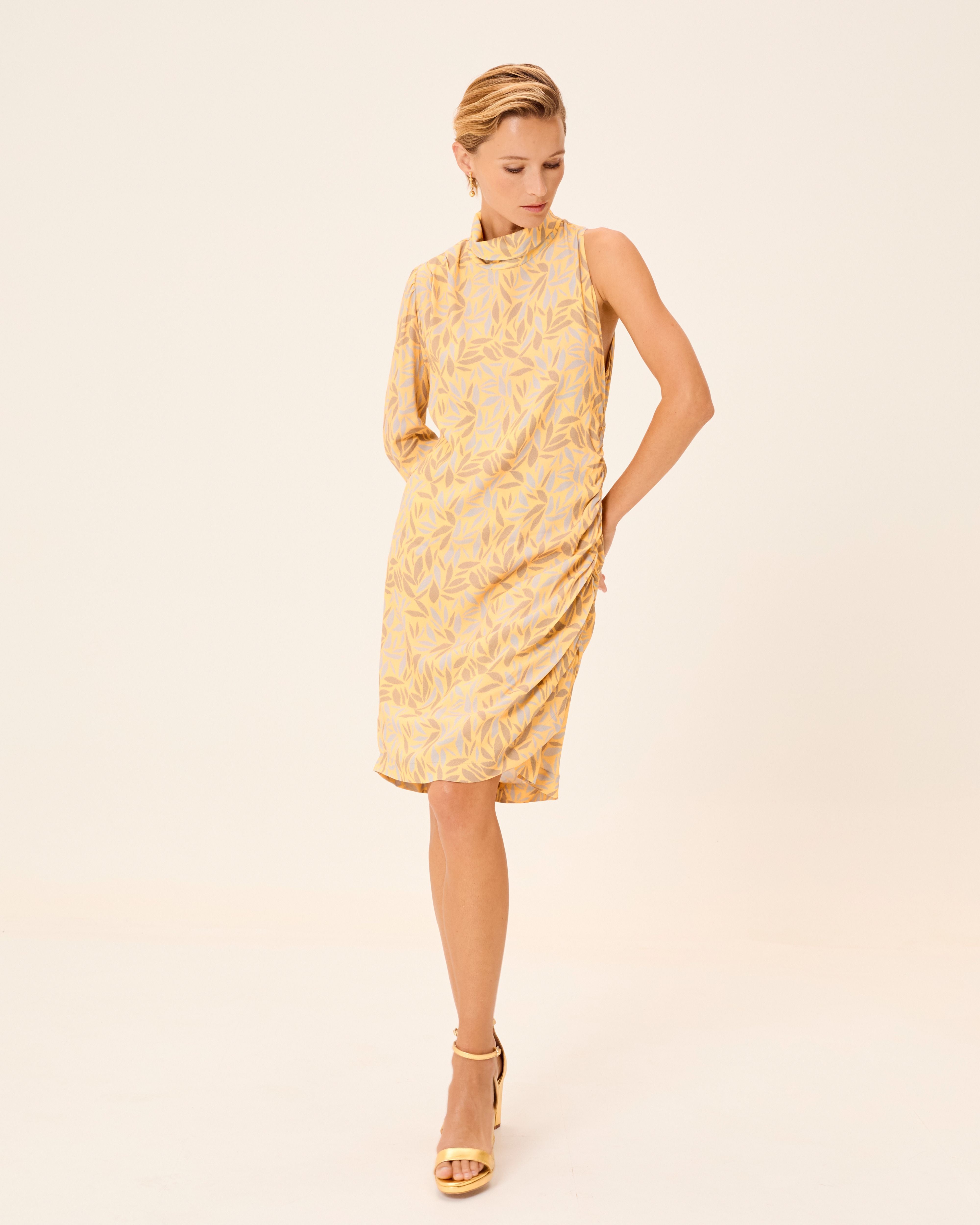 Imagen 0 de Vestido corto dune con estampado asimétrico y tirante ancho Amarillo