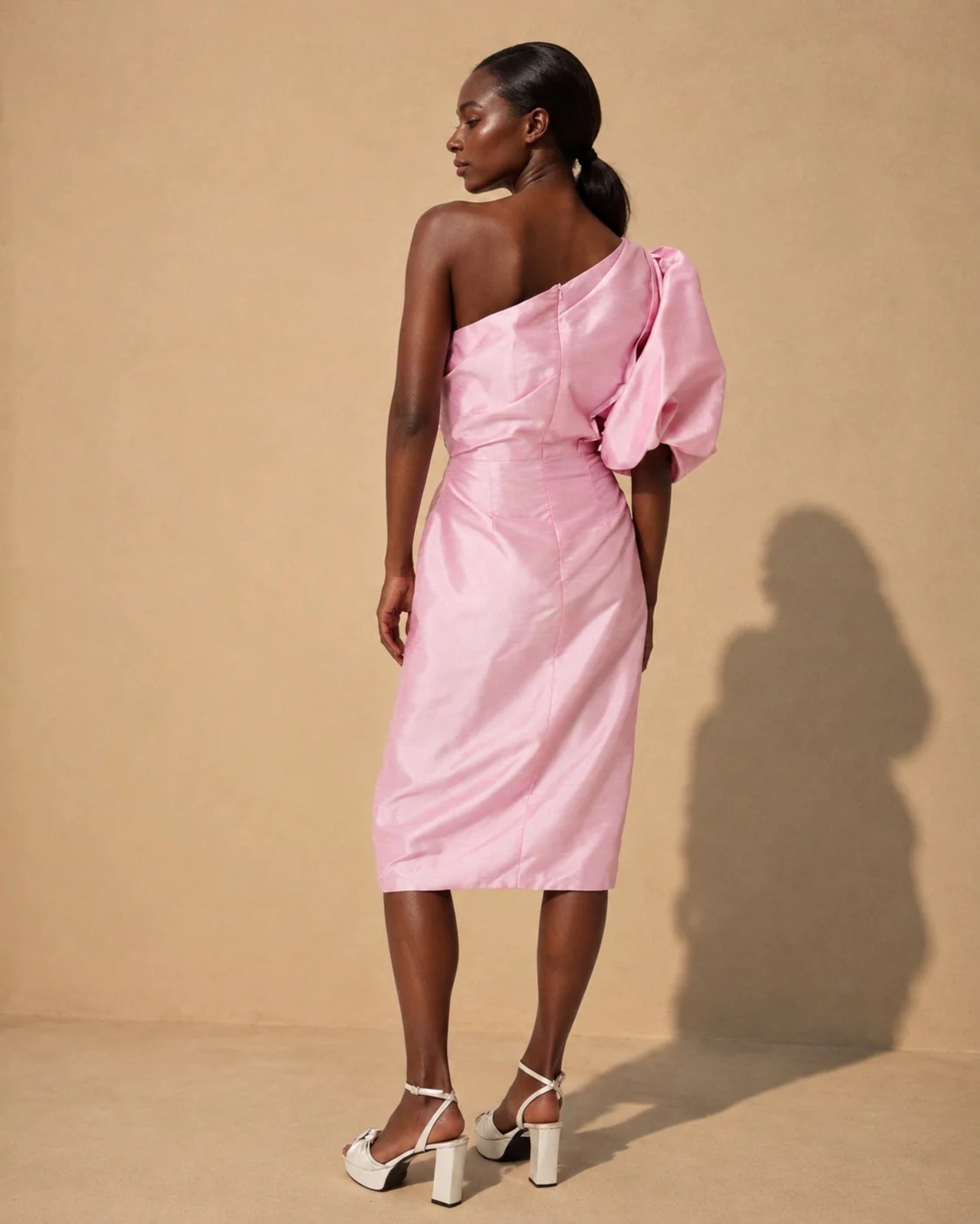 Vestido midi de mujer de satén con escote asimétrico - Niza - Rosa Rosa-3