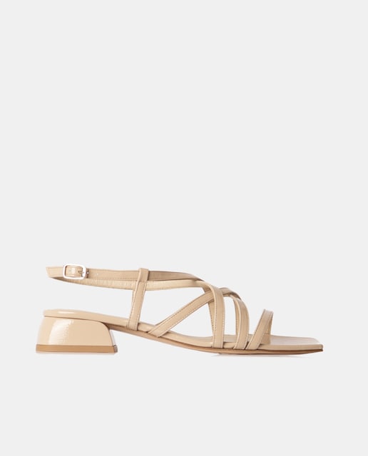 Imagen 0 de Sandalias de mujer combinadas con tiras en charol que conforman la pala