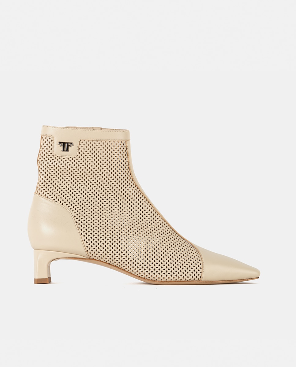 Imagen 0 de Botines de punta fina confeccionados en napa Beige