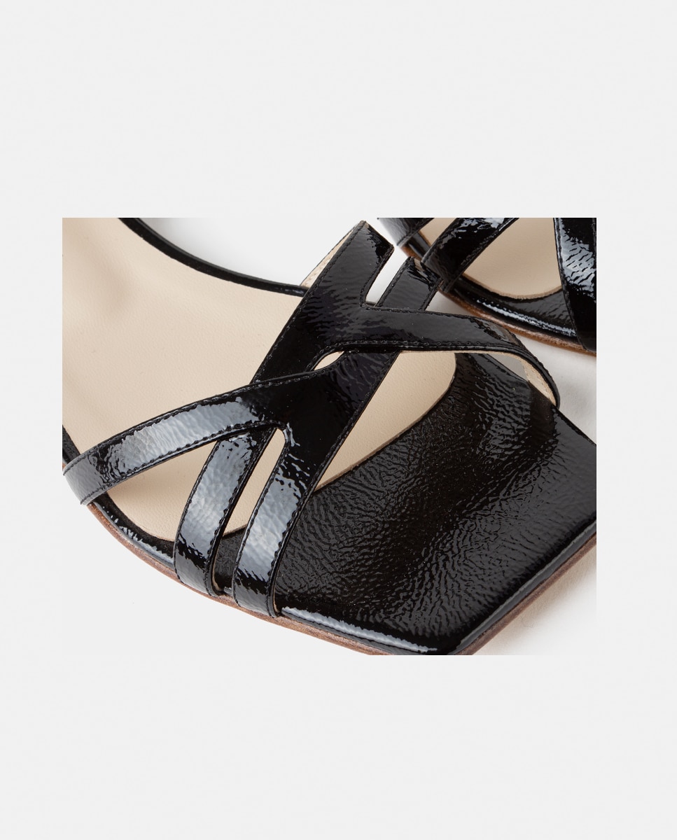 Sandalia plana de mujer confeccionada en charol - Farrutx - Negro Negro-2