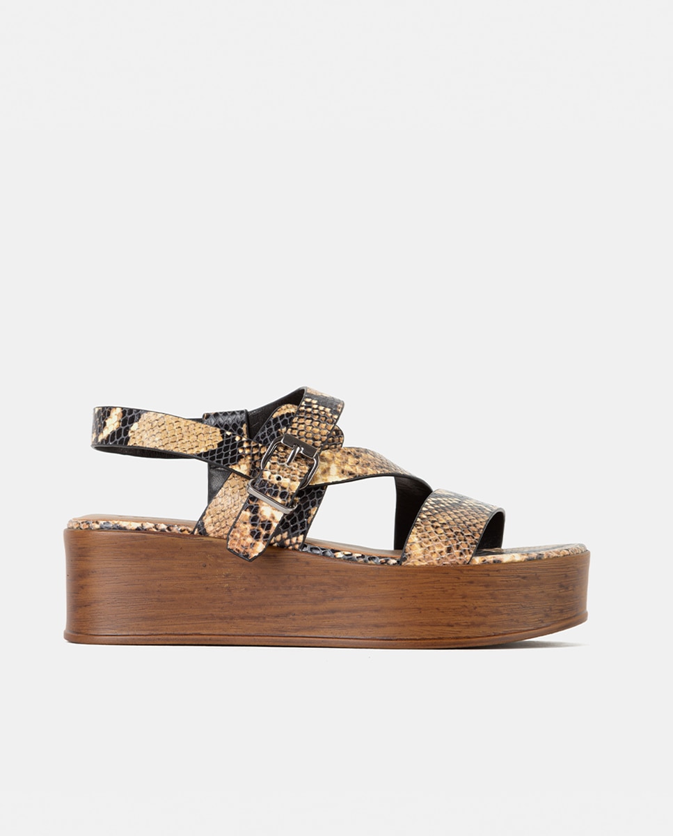 Farrutx - Sandalia realizada en piel grabado piton con plataforma efecto madera.