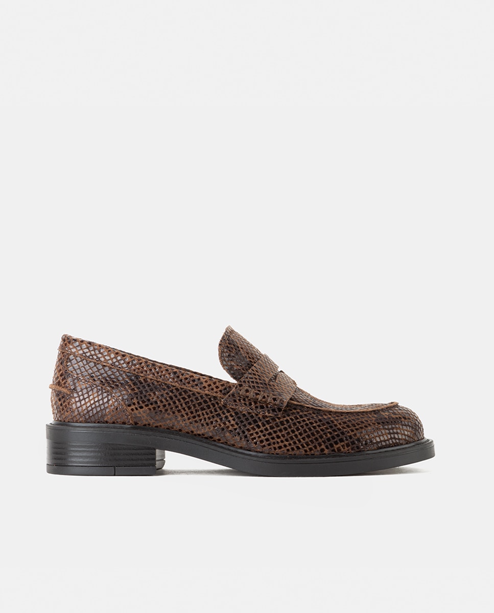 Imagen 0 de Mocasín de mujer con antifaz confeccionado en piel grabada de estampado animal Estampado