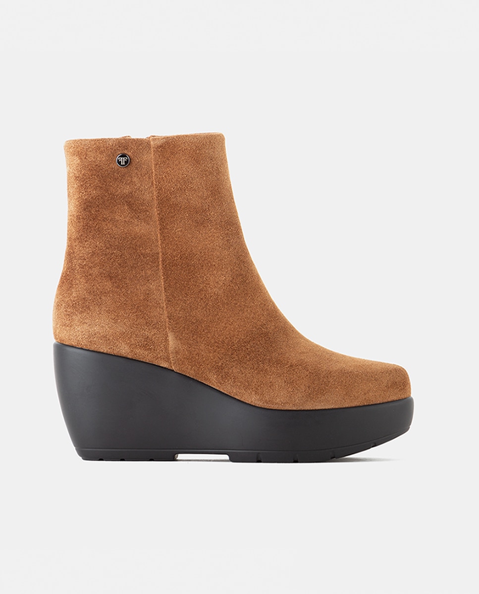 Imagen 0 de Botines de mujer confeccionados en velour con cremallera interior y cuña 14 cm Cuero