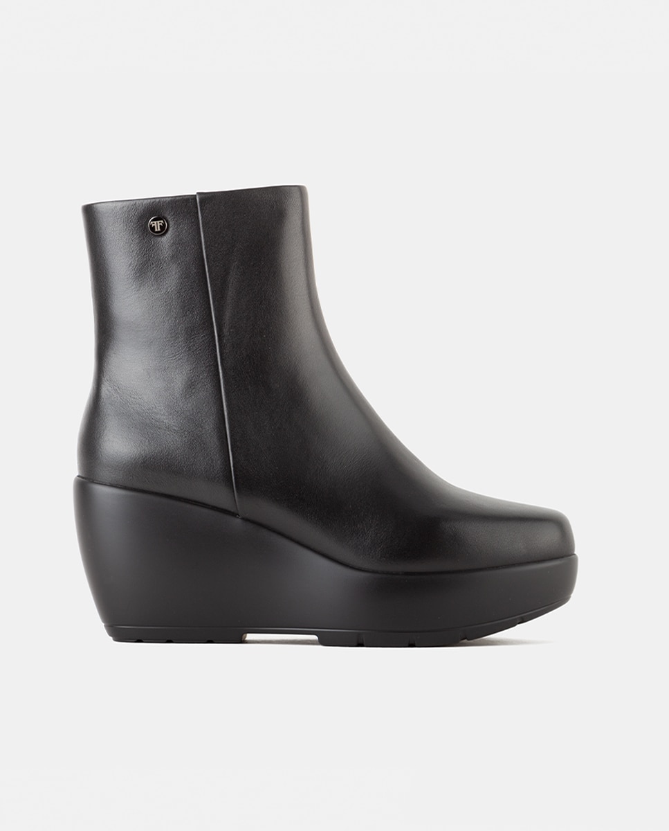 Imagen 0 de Botines de mujer confeccionados en napa con cremallera interior y cuña 14 cm Negro