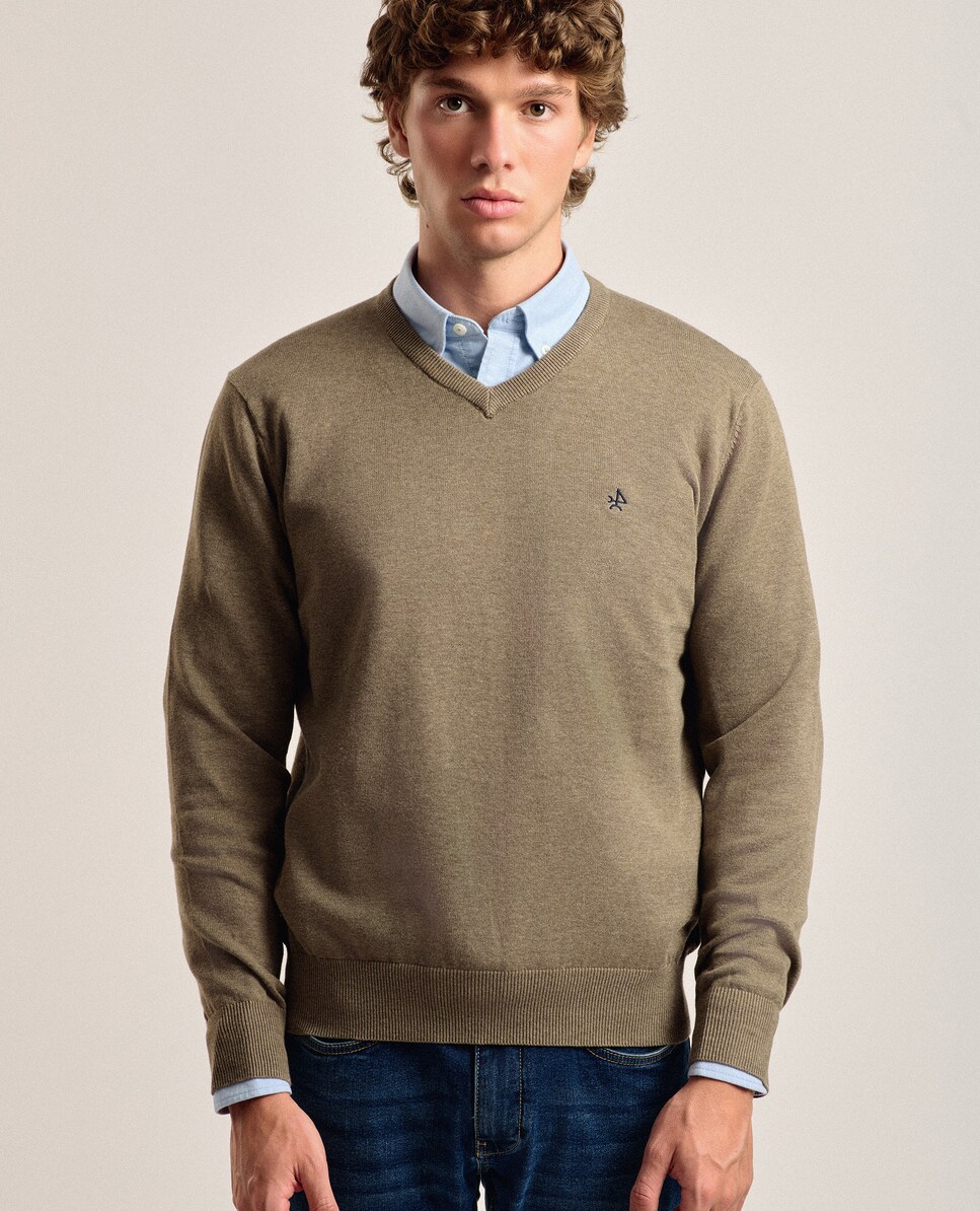 Jersey de hombre con cuello de pico color beige · Valecuatro · El