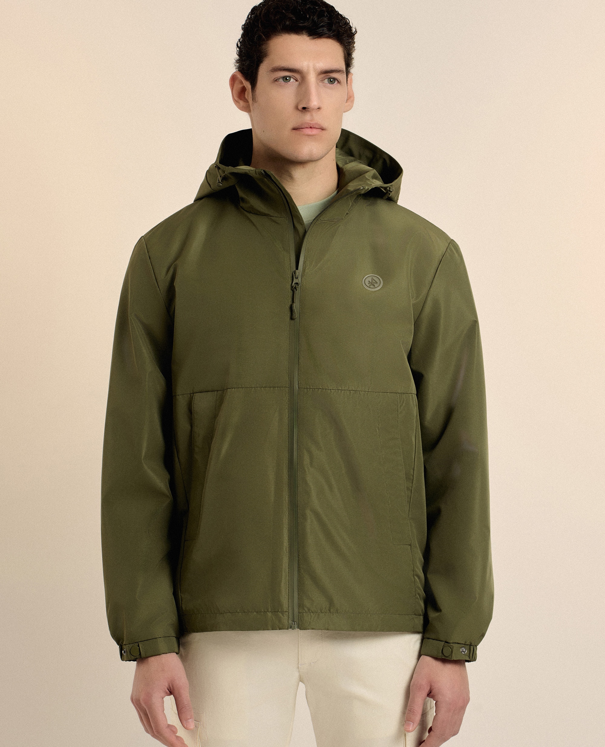 Chubasquero de hombre cortavientos con capucha - Valecuatro - Verde Oliva Verde Oliva-1