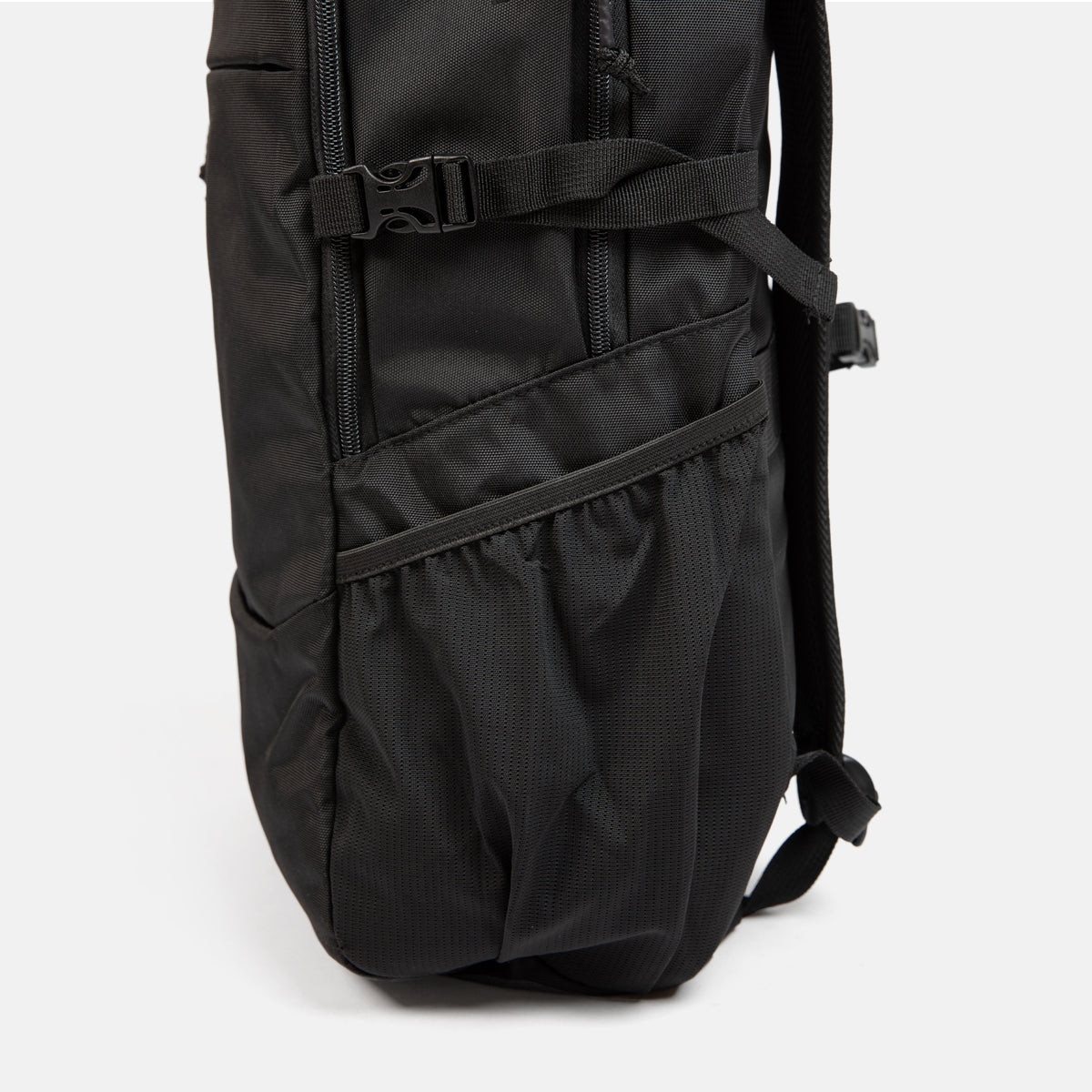 Mochila de trekking y senderismo Sanford Izas Negro · El Corte Inglés