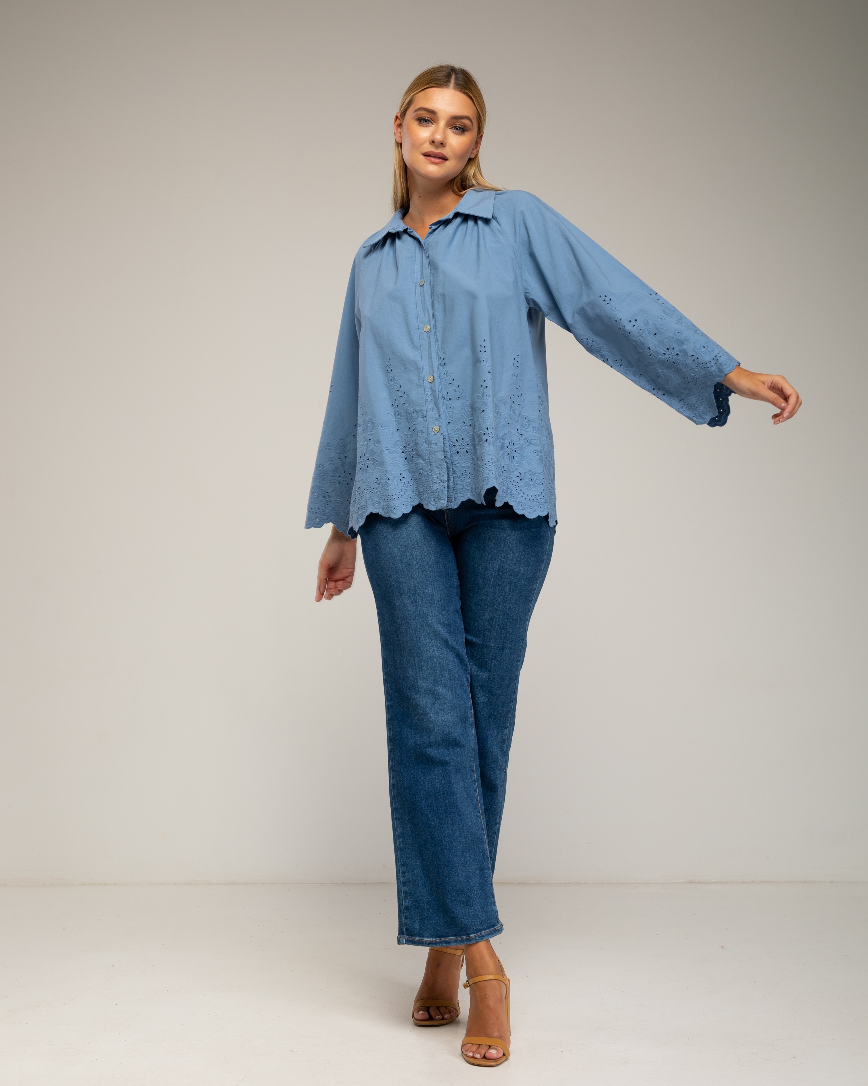 Imagen 4 de Blusa de mujer ovesize con bordados - Tantra - Azul claro Azul claro